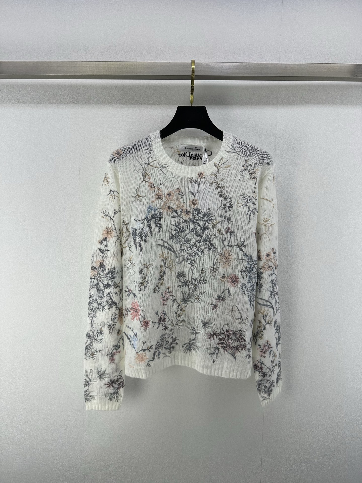 NO:331928,New details on Dio* 25 Spring and summer new round neck embroidered floral long sleeves breathable and comfortable, full texture. Regular long sleeve cut highlights the brand style. The whole body is full of stamped branches and leaves, floral forest style natural style patterns to create a unique style that is casual and casual. The letter logo on the back makes the brand full of high-end design!  1 color 3 code SML, dior, alexander wang19860909Dio*上新细节 25 春夏新款圆领刺绣花卉长袖 透气舒适 质感十足 常规长袖裁剪 凸显品牌格调 通体满印枝叶花森系自然风格图案 打造仙气中不失休闲的个性风格 后背字母徽标让品牌高级设计感拉满！ 1色3码SML,,dior,alexander wang,Women's clothing