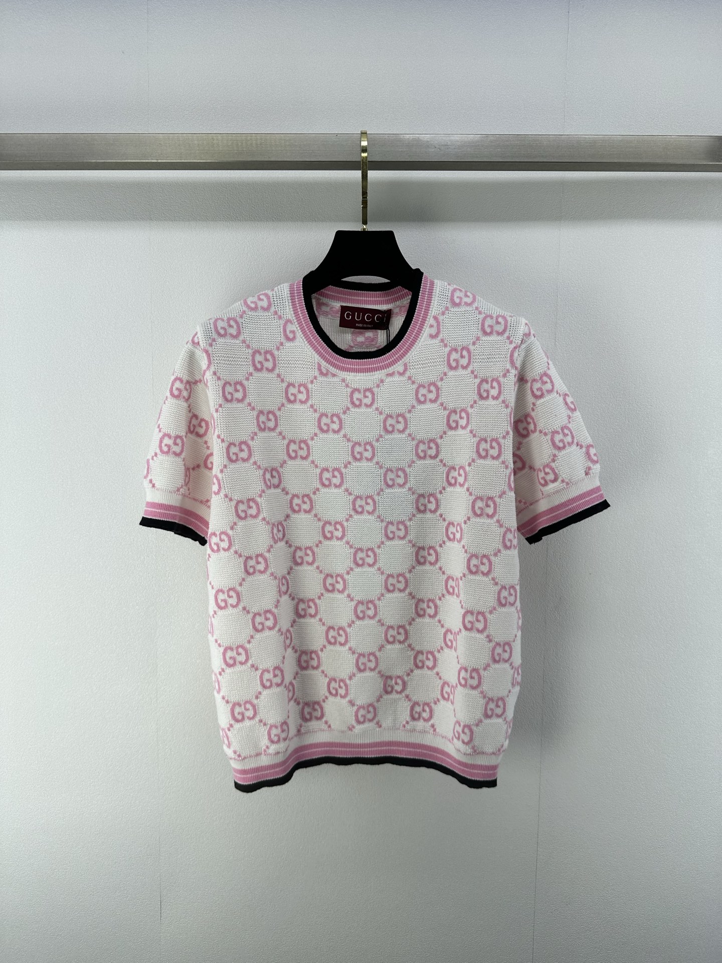 NO:331930,Gucc* New details 25 Spring and summer latest series jacquard full print double G short sleeves!  Custom imported wool knitted material, decorated with presbyterian letters, bringing a fashionable visual effect, round neck short-sleeved tailoring, full of fashionable outfits, fashionable layering, 2 colors, 3 codes, SML, gucci, T-shirt, alexander wang19860909Gucc* 上新细节 25 春夏最新系提花满印双G短袖！定制进口羊毛针织材质 沿用满印老花字母图案装饰带来时髦的视觉效果 圆领短袖剪裁 上身洋气十足 不挑个子穿搭 时髦叠穿 2色3码SML,,gucci,T-shirt,alexander wang,Women's clothing