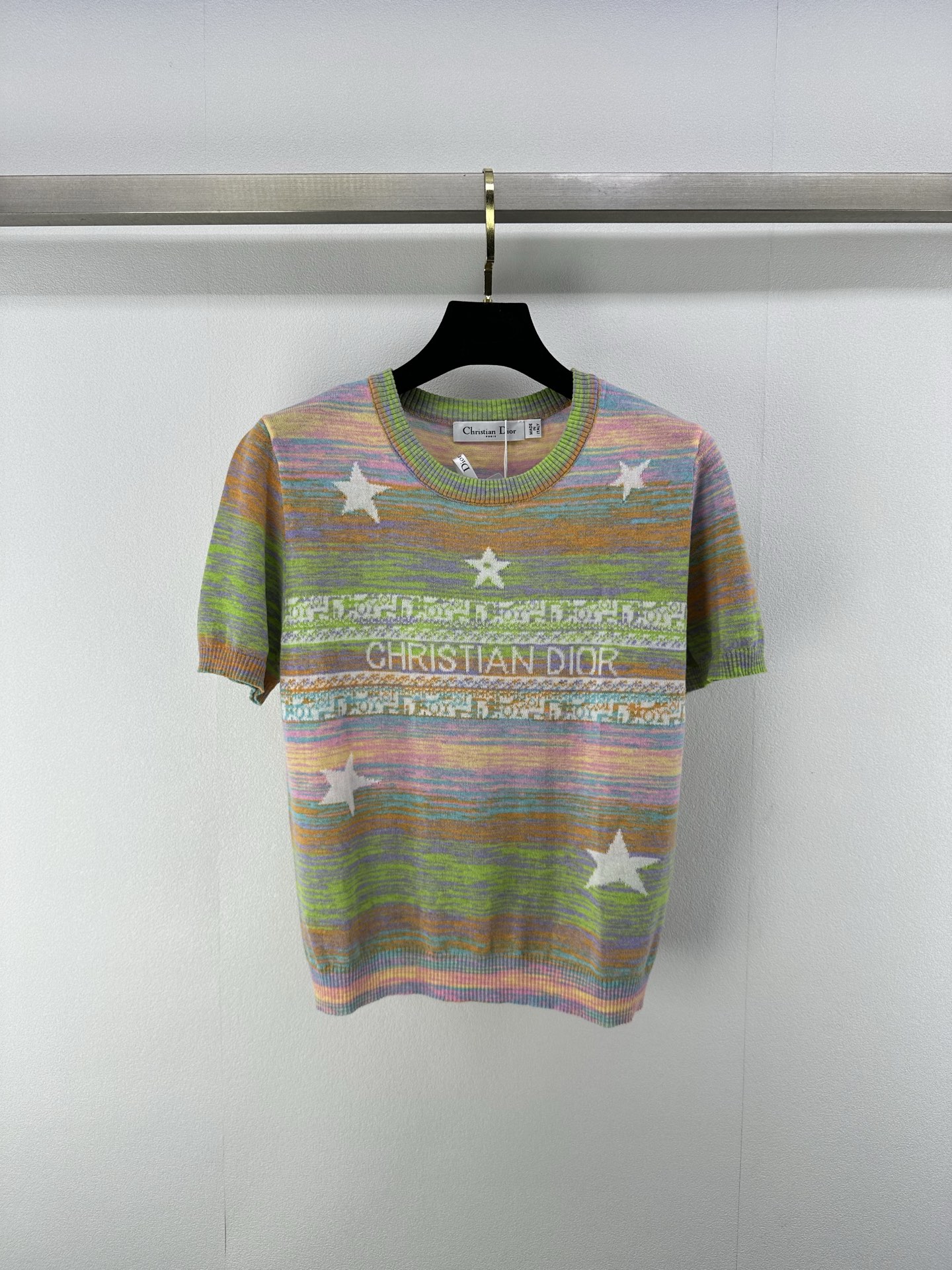 NO:331932,New details on Dio* 25 Spring and summer latest contrasting color yarn five-pointed star short sleeves!  Customized YB wool knitted material, comfortable and soft, full of elasticity, round neck knitted vest cut, the whole body alternates with gradients, bold and avant-garde and futuristic atmosphere, vertical pit strips are comfortable and elastic, slim fit style, slim and fashionable, 2 colors, 3 codes, SML, dior, T-shirt, alexander wang19860909Dio*上新细节 25 春夏最新撞色彩纱五角星短袖！定制YB羊毛针织材质 舒适软糯 弹力十足 圆领针织背心裁剪 通体以渐变交替和 用色大胆充满前卫未来气息 竖坑条舒适有弹力 修身版型 显瘦时髦 2色3码SML,,dior,T-shirt,alexander wang,Women's clothing