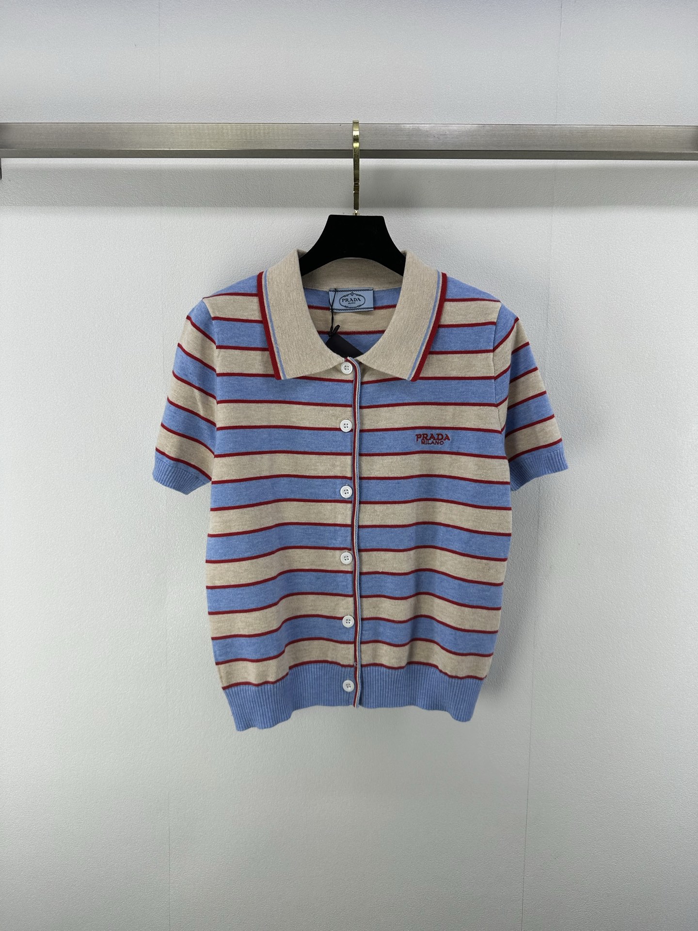 NO:331895,New details on Prad* 25 Spring and Summer Latest Lace Striped Knit Short Sleeve Cardigan!  Customized cotton wool yarn weaving, fixed color and dyeing, perfect restore quality, soft and skin-friendly, comfortable and stylish, lapel short-sleeved cardigan style, all-body stripes intertwined, strong retro style, versatile, unscrupulous, playful, age-reducing, easy to control when traveling or gatherings!  2 color 3 code SML, prada, T-shirt, alexander wang19860909Prad* 上新细节 25 春夏最新翻领条纹针织短袖开衫！定制棉毛纱线织造 定色定染 完美还原品相 柔软亲肤 舒适有型 翻领短袖开衫版型 通体条纹交织 复古风格强烈 常规版型百搭不挑身材 俏皮减龄显白 日常出行或轻松聚会轻松驾驭！ 2色3码SML,,prada,T-shirt,alexander wang,Women's clothing