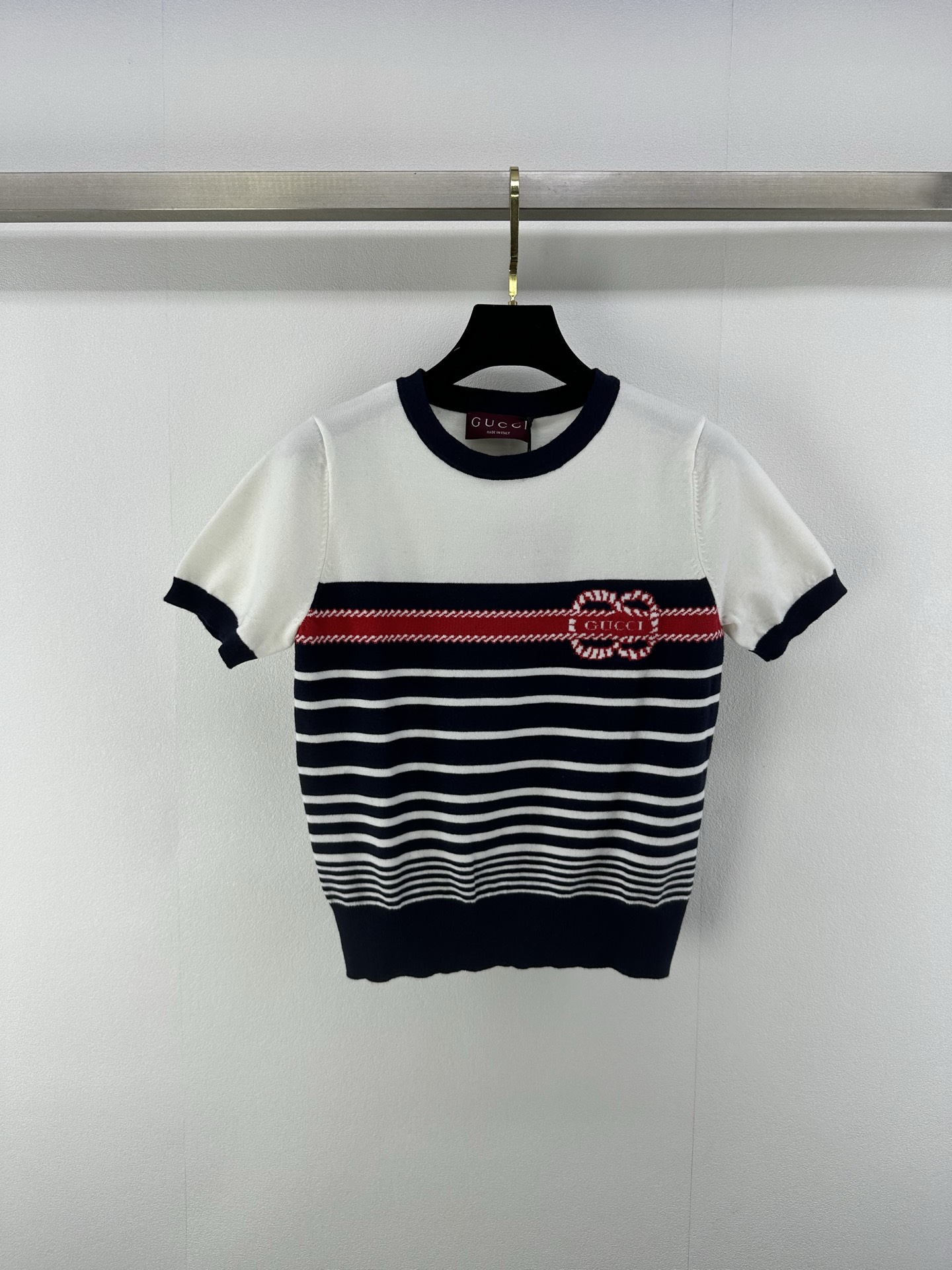 NO:331924,New details on Gucc* 25 Spring and summer new knitted round neck striped short sleeves Inter-color striped splicing design Classic brand letter logo jacquard embellishment High-end fashionable and versatile 1 color 3 code SML, gucci, T-shirt, alexander wang19860909Gucc*上新细节 25 春夏新款针织圆领条纹短袖 间色条纹拼接设计 经典品牌字母logo提花点缀 高级时髦百搭 1色3码SML,,gucci,T-shirt,alexander wang,Women's clothing