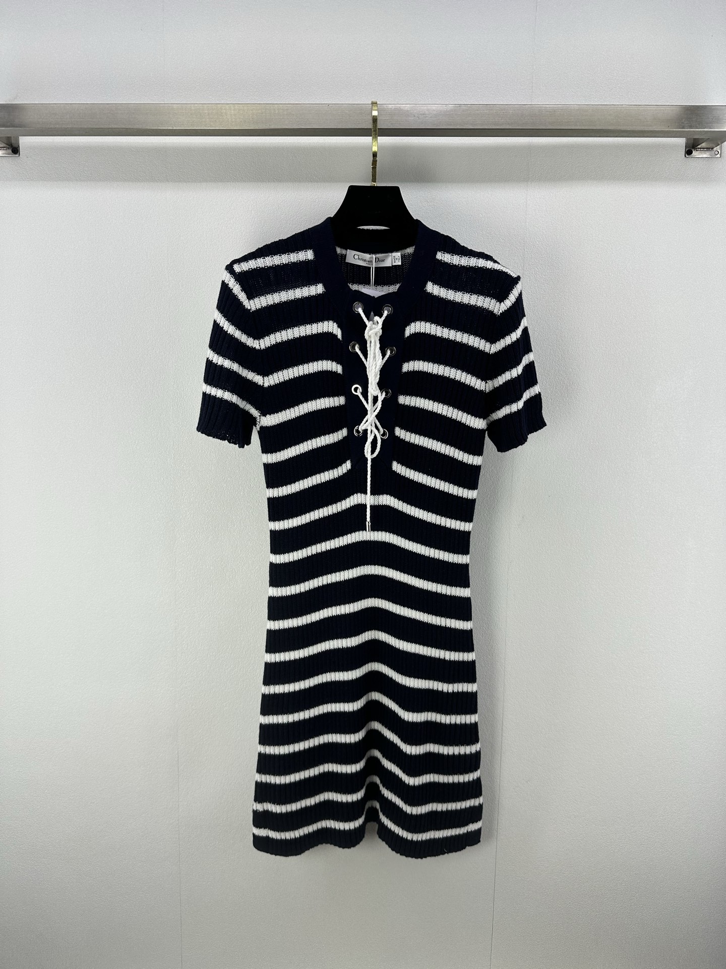 NO:331904,Dio* New Details 25 Spring and Summer New Strap Striped Knitted Short Sleeve Skirt!  Custom twill cotton yarn woven texture breathable classic blue and white stripes contrasting colors Cross-band on the chest, fashionable and age-reducing, simple and elegant vertical pit strip texture, modify the body shape, soft and comfortable, strong breathability, daily commuting, 1 color, 3 codes SML,,dior, skirts, T-shirt, alexander wang19860909Dio* 上新细节 25 春夏新款绑带条纹针织短袖裙！定制斜纹全棉纱线织造 质感透气 经典蓝白条纹撞色 胸前交叉绑带 时髦减龄 简约大方竖坑条肌理 修饰身形 手感柔软舒适 透气性强 日常通勤都 1色3码SML,,dior,skirts,T-shirt,alexander wang,Women's clothing