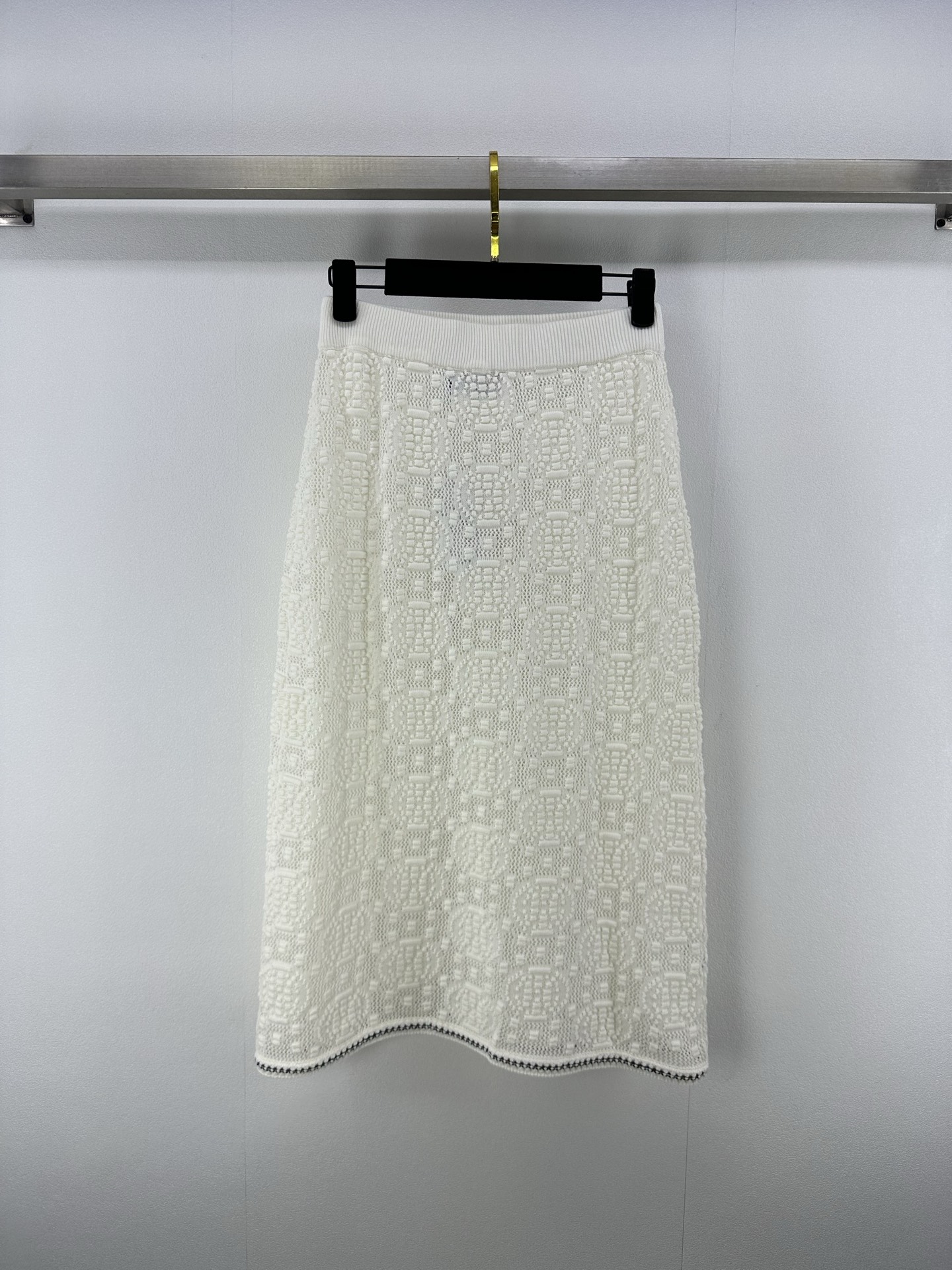 NO:331922,Tb* new details 25 Spring and summer new hollow knitted skirt Customized YB wool knitted material Customized logo buckle Delicate and soft Breathable and comfortable Night knitted embroidery edge Relief craft crochet Elegant temperament Comfortable and fashionable Slim fit style Slim and high-end Daily commuting 1 color 3 code SML, skirts, alexander wang19860909Tb*上新细节 25 春夏新品镂空针织半裙 定制YB羊毛针织材质 定制logo扣 细腻柔软 透气舒适 晚上编织绣边 浮雕工艺钩织 优雅气质 兼具舒适时尚 修身版型 上身显瘦高级 日常通勤 1色3码SML,,skirts,alexander wang,Women's clothing