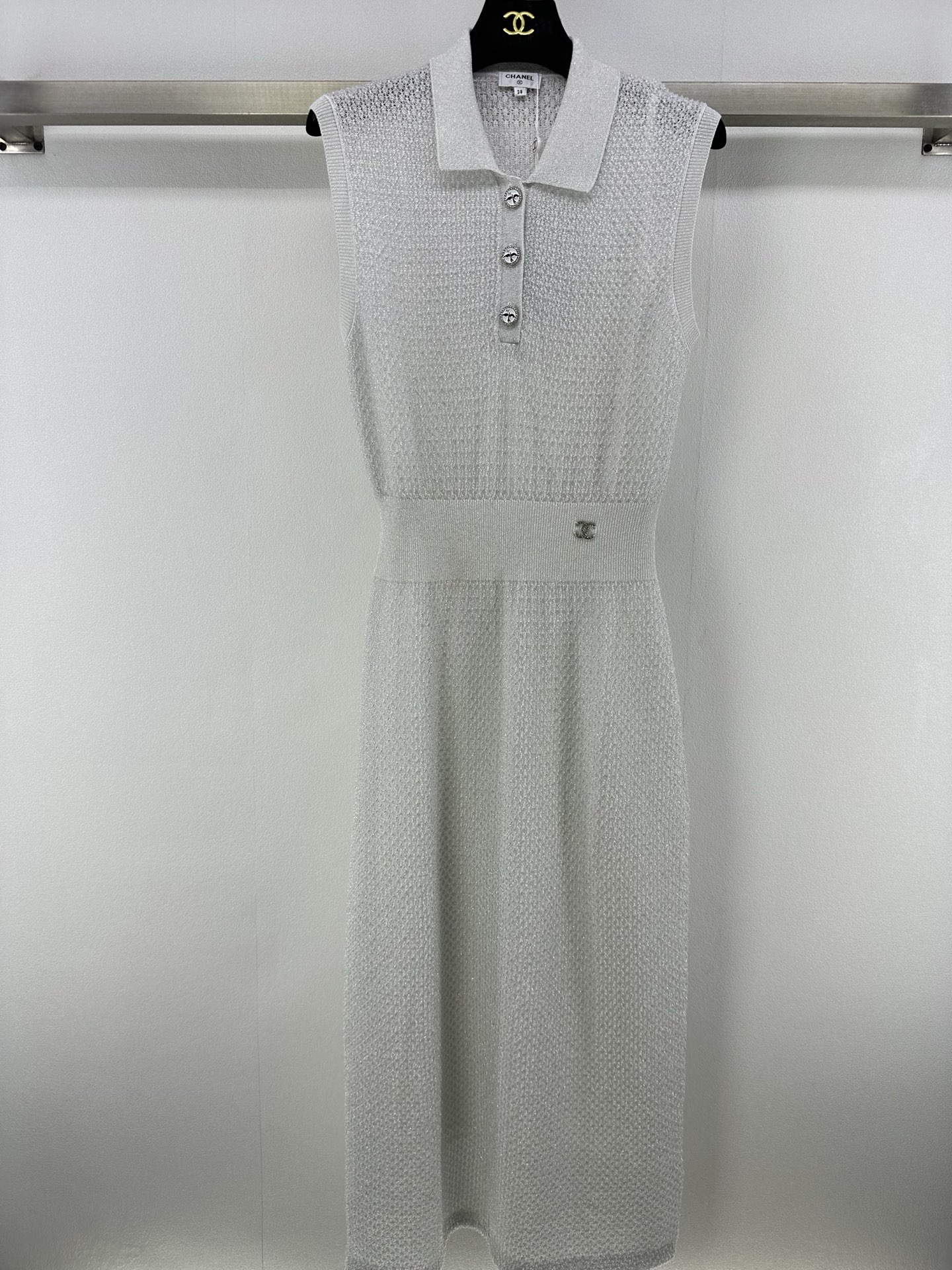 NO:331913,Chane* new details 25 Summer new Polo knitted vest skirt exudes the beauty of ability and intelligence. The buttons at the neckline are arranged in an orderly manner. The details show ingenuity. The clever consolidation of the waist outlines the graceful figure and show the charm of the female curves. The knitted texture is delicate and the texture is excellent. 3 colors and 3 codes SML, chanel, skirts, alexander wang19860909Chane*上新细节 25 夏季新款Polo针织背心裙 散发着干练与知性之美 领口处的纽扣排列有序 细节之处尽显匠心 腰部的巧妙收束 勾勒出曼妙身姿 彰显女性曲线魅力 针织纹理细腻 质感上乘 3色3码SML,,chanel,skirts,alexander wang,Women's clothing