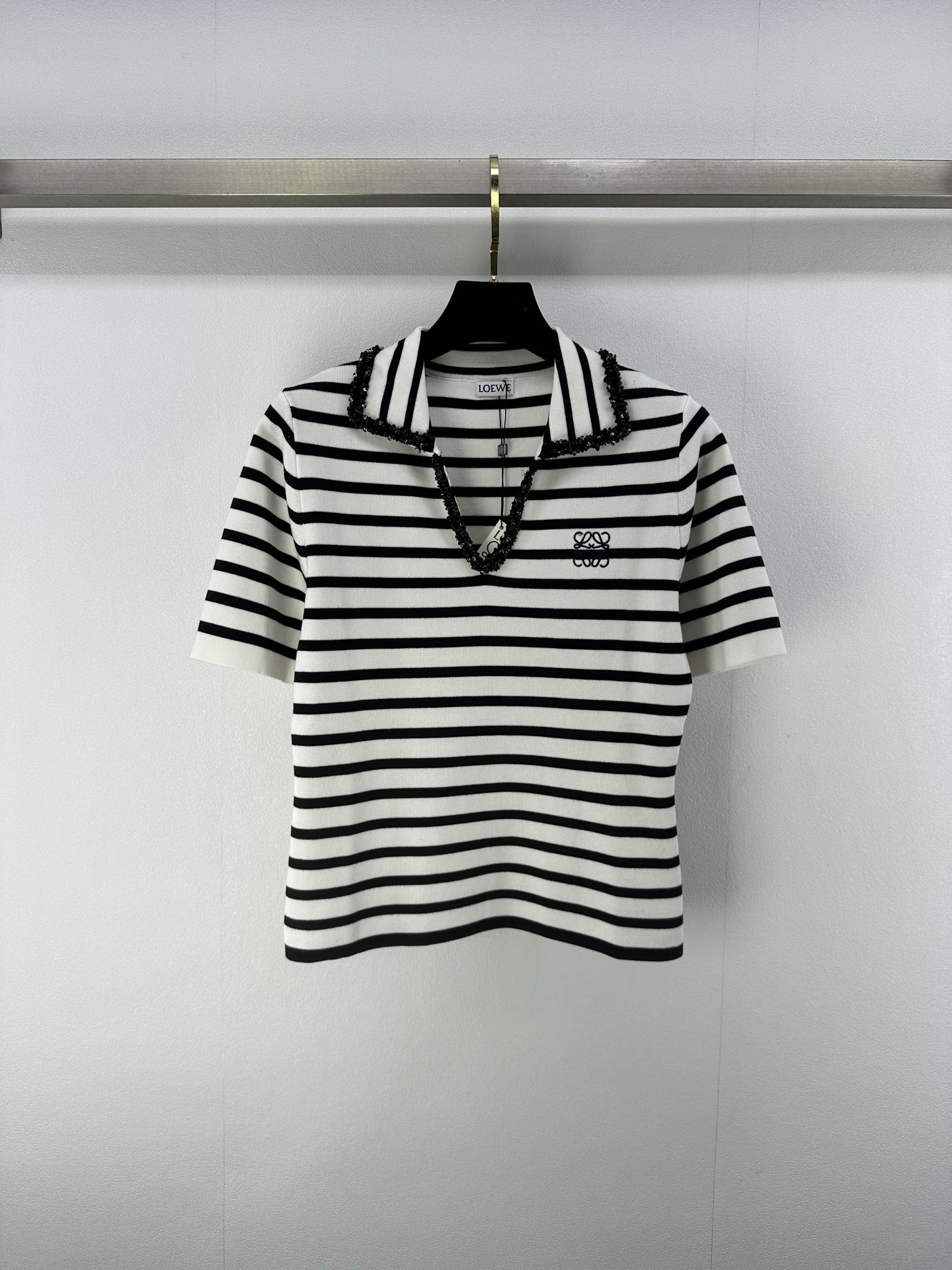 NO:333169,Loew* new details 25 New summer lapel beaded short sleeves Customized YB striped tinel material Delicate and soft Full elasticity Exquisite lapel short sleeves style Half-paced collar design The cuffs and the silhouette of the garment are pleated and edged. Full details The striped texture of the body is arranged in a regular manner. The visual narrowing makes it look slimmer. The exquisite beads are used to make the retro elite style stronger. Reduce age and make it look white. It is easy to control when traveling or gatherings. 2 colors and 3 codes SML,,loewe, T-shirt, alexander wang19860909loew*上新细节 25 夏季新款翻领钉珠短袖 定制YB条纹天丝材质 细腻柔软 弹力十足 精致翻领短袖版型 半开襟领设计 袖口和衣摆轮廓压褶包边相呼应 细节满分 大身规整排列的条纹纹理 视觉收窄更显瘦 配合领边精致钉珠 让复古精英风格强烈 减龄显白 日常出行或聚会轻松驾驭 2色3码SML,,loewe,T-shirt,alexander wang,Women's clothing