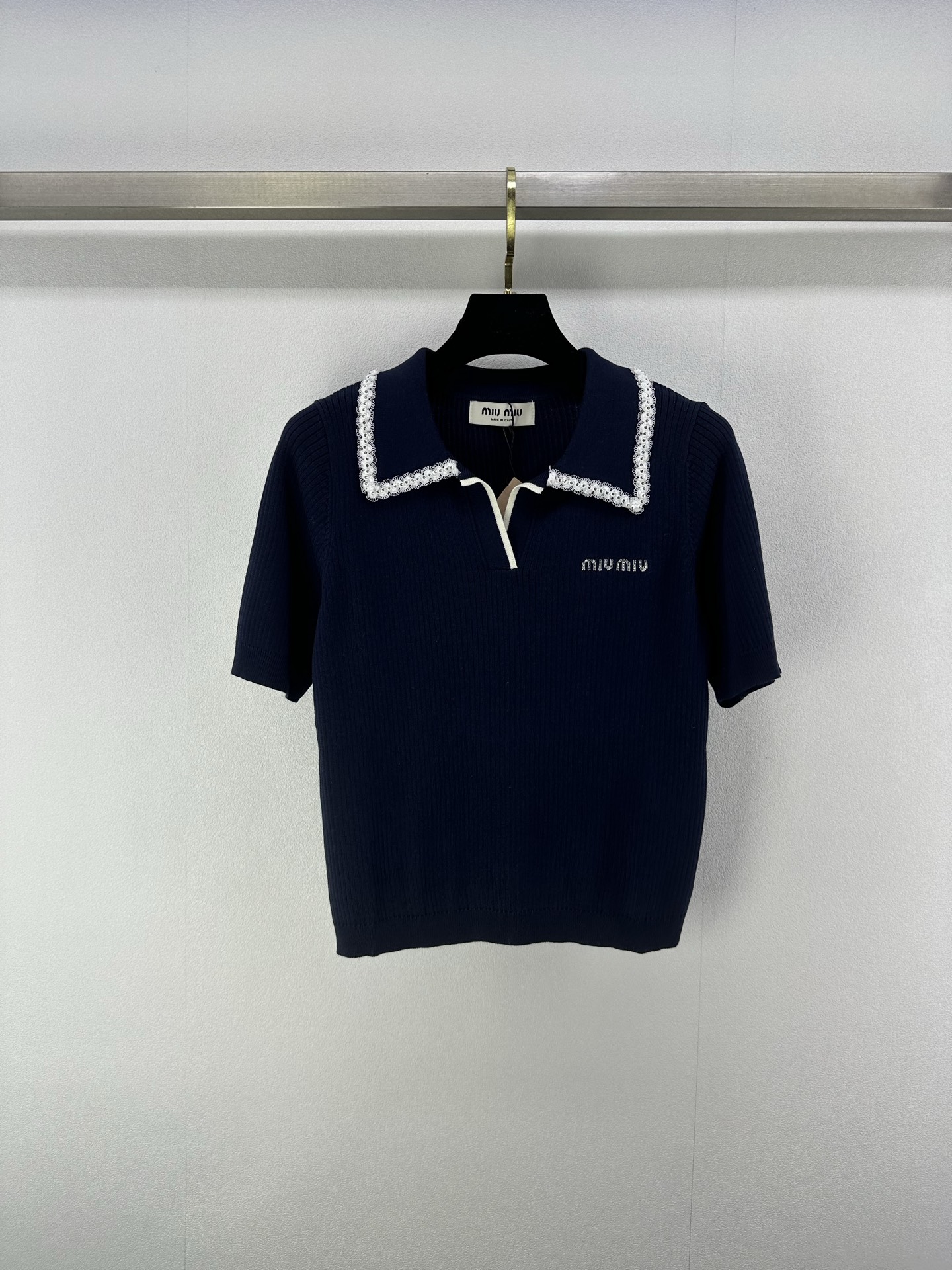 NO:333172,Miumi* new details 25 New summer lapel beaded short sleeve fabric delicate and soft and elastic, exquisite lapel short sleeve style half-pallet collar design cuffs and pleated edges echo each other. Full details. The chest logo is hot diamond with collar edges and delicate beads to reduce age and make it look white. Easy to control during daily travel or party 3 colors and 3 codes SML, miumiu, T-shirt, alexander wang19860909Miumi*上新细节 25 夏季新款翻领钉珠短袖 面料 细腻柔软 弹力十足 精致翻领短袖版型 半开襟领设计 袖口和衣摆轮廓压褶包边相呼应 细节满分 胸前logo烫钻配合领边精致钉珠 减龄显白 日常出行或聚会轻松驾驭 3色3码SML,,miumiu,T-shirt,alexander wang,Women's clothing