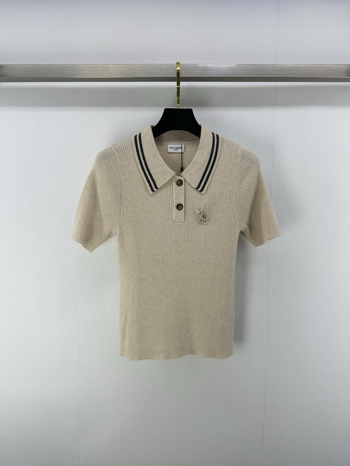 NO:333175,New details on YSL* 25 Spring and summer latest lapel gold wire short sleeves!  Custom imported knitted materials, lapel short-sleeved tailoring, delicate collar edges, single row of shell buttons, reflect the charm of details, customized letter brooch decoration, highlight the brand tone, and fully demonstrate the elegant French dressing style!  1 color 3 code SML, saint laurent, T-shirt, brooch, breastpin, alexander wang19860909YSL*上新细节 25 春夏最新翻领金丝短袖！定制进口针织材质 翻领短袖剪裁 领边细腻包边 单排贝壳纽扣 体现细节魅力 定制字母胸针装饰 彰显品牌调性 尽显法式优雅穿搭风格！ 1色3码SML,,saint laurent,T-shirt,brooch，breastpin,alexander wang,Women's clothing