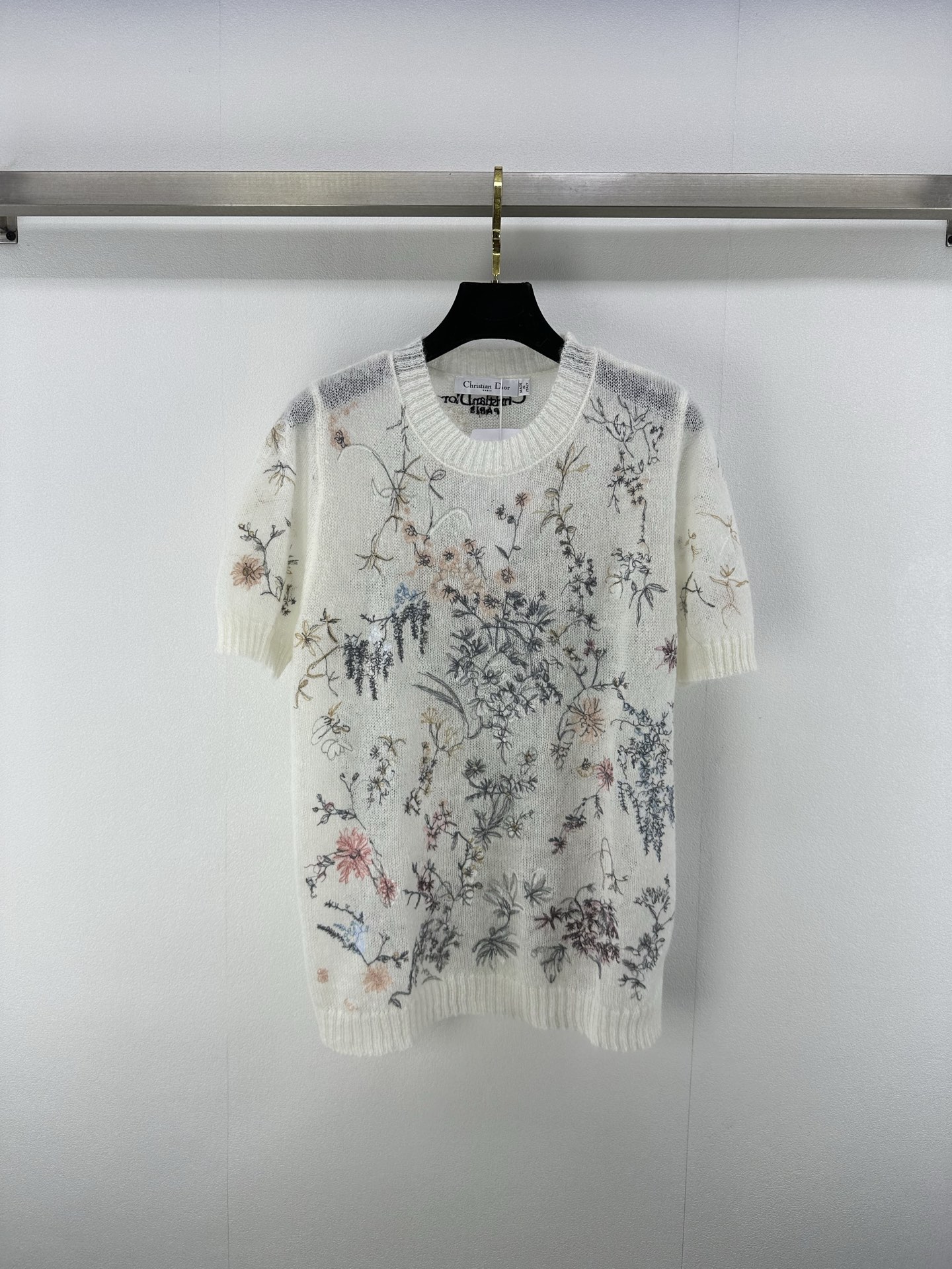 NO:332548,New details on Dio* 25 Spring and summer new round neck embroidered floral short sleeves breathable and comfortable, full texture. Regular long-sleeved cut highlights the brand's style. The whole body is full of stamped branches and leaves, floral forest style natural style patterns to create a unique style that is casual and casual. The letter logo on the back makes the brand's high-end design feel full!  1 color 3 code SML, dior, T-shirt, alexander wang19860909Dio*上新细节 25 春夏新款圆领刺绣花卉短袖 透气舒适 质感十足 常规长袖裁剪 凸显品牌格调 通体满印枝叶花森系自然风格图案 打造仙气中不失休闲的个性风格 后背字母徽标让品牌高级设计感拉满！ 1色3码SML,,dior,T-shirt,alexander wang,Women's clothing