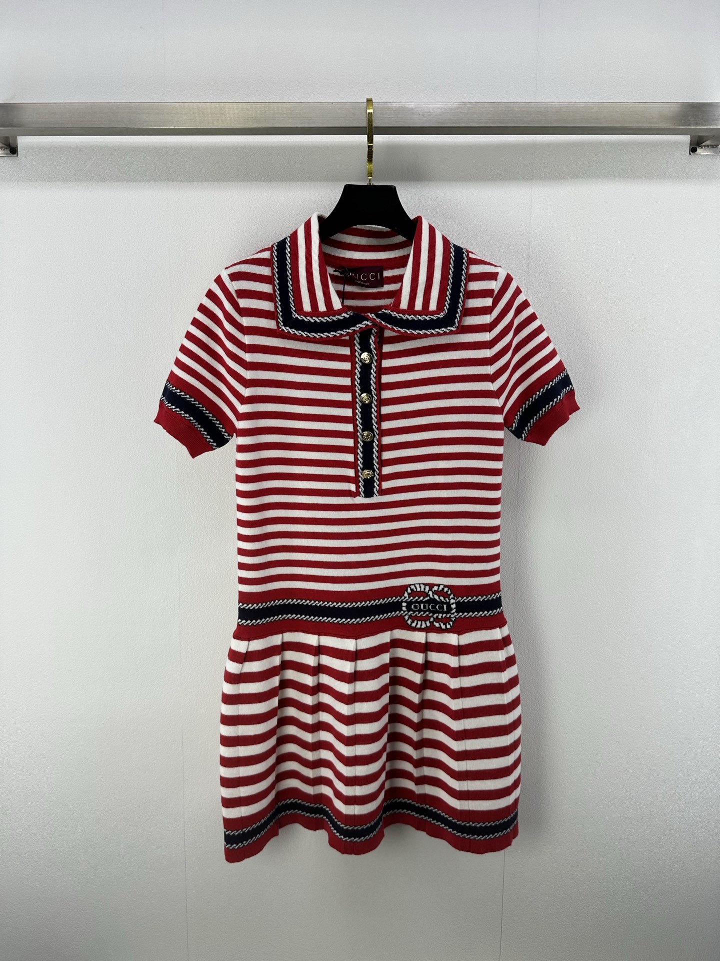 NO:332551,New details on Gucc* 25 Spring and summer new knitted lapel dress yb open mold double Glogo metal button decoration mid-color striped splicing design letter logo jacquard embellishment high-end fashionable light luxury 1 color 3 code SML, gucci, skirts, alexander wang19860909Gucc*上新细节 25 春夏新款针织翻领连衣裙 yb开模双Glogo金属纽扣装饰 间色条纹拼接设计 字母logo提花点缀 高级时髦轻奢 1色3码SML,,gucci,skirts,alexander wang,Women's clothing
