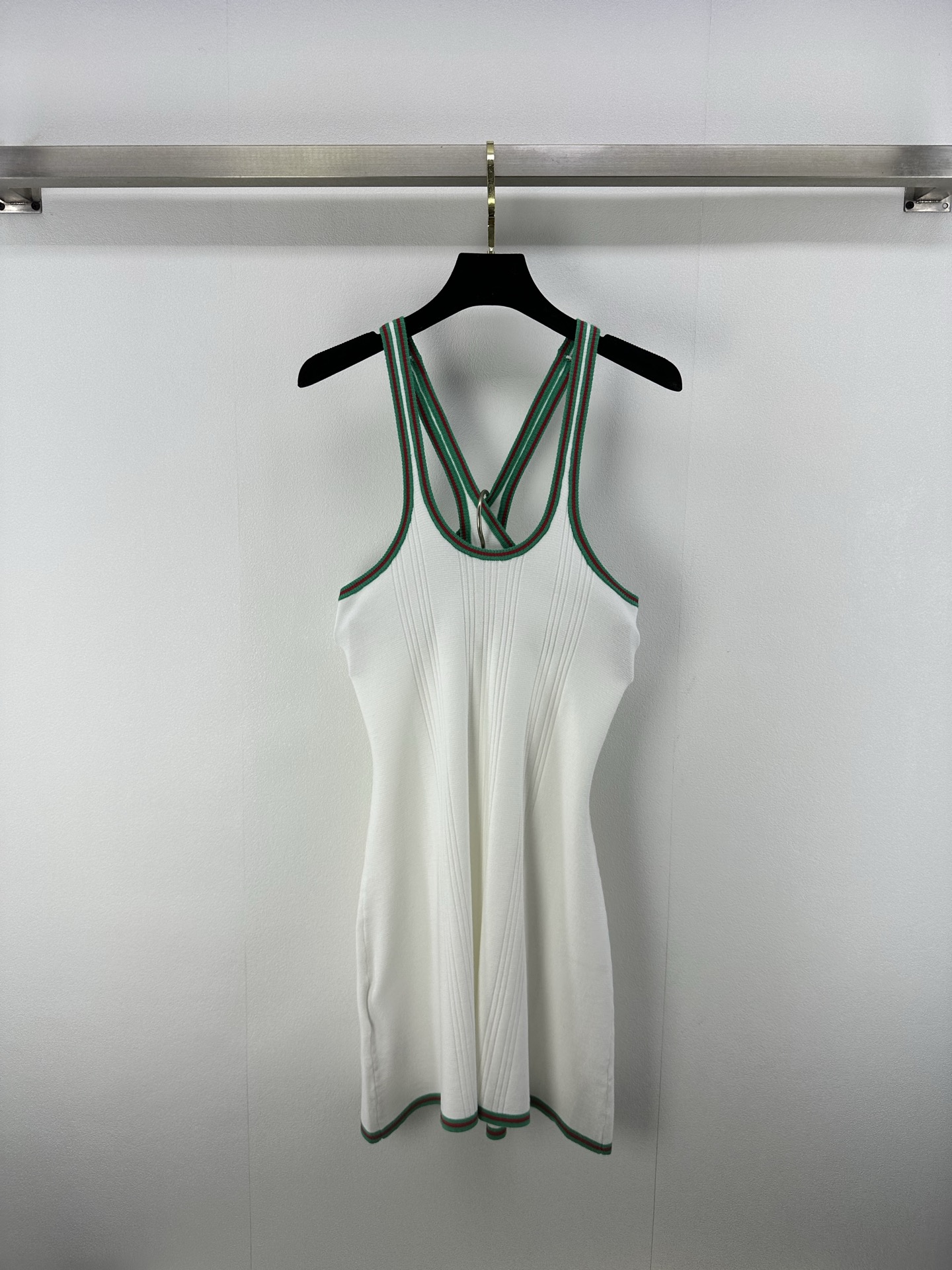 NO:333358,New details on Gucc* 25 Summer new product contrasting color cross vest skirt Customized YB imported nylon yarn weaving, elastic and comfortable, breathable and easy to wear, beautify the proportion of head and shoulders, contrasting color thread retro college style, loose fit and vertical pit strip texture, visual slimming highlights the figure, playful and age-reducing, richer layering effect, fashionable and fashionable, 1 color 3 codes SML,,gucci, skirts, alexander wang19860909Gucc*上新细节 25 夏季新品撞色交叉背心裙 定制YB进口锦纶纱线织造 弹力舒适 透气好穿 美化头肩比例更显瘦 撞色螺纹复古学院风格强烈 宽松版型配合竖坑条纹理 视觉显瘦突显身材 风格俏皮减龄 层次效果更丰富 时髦洋气 1色3码SML,,gucci,skirts,alexander wang,Women's clothing