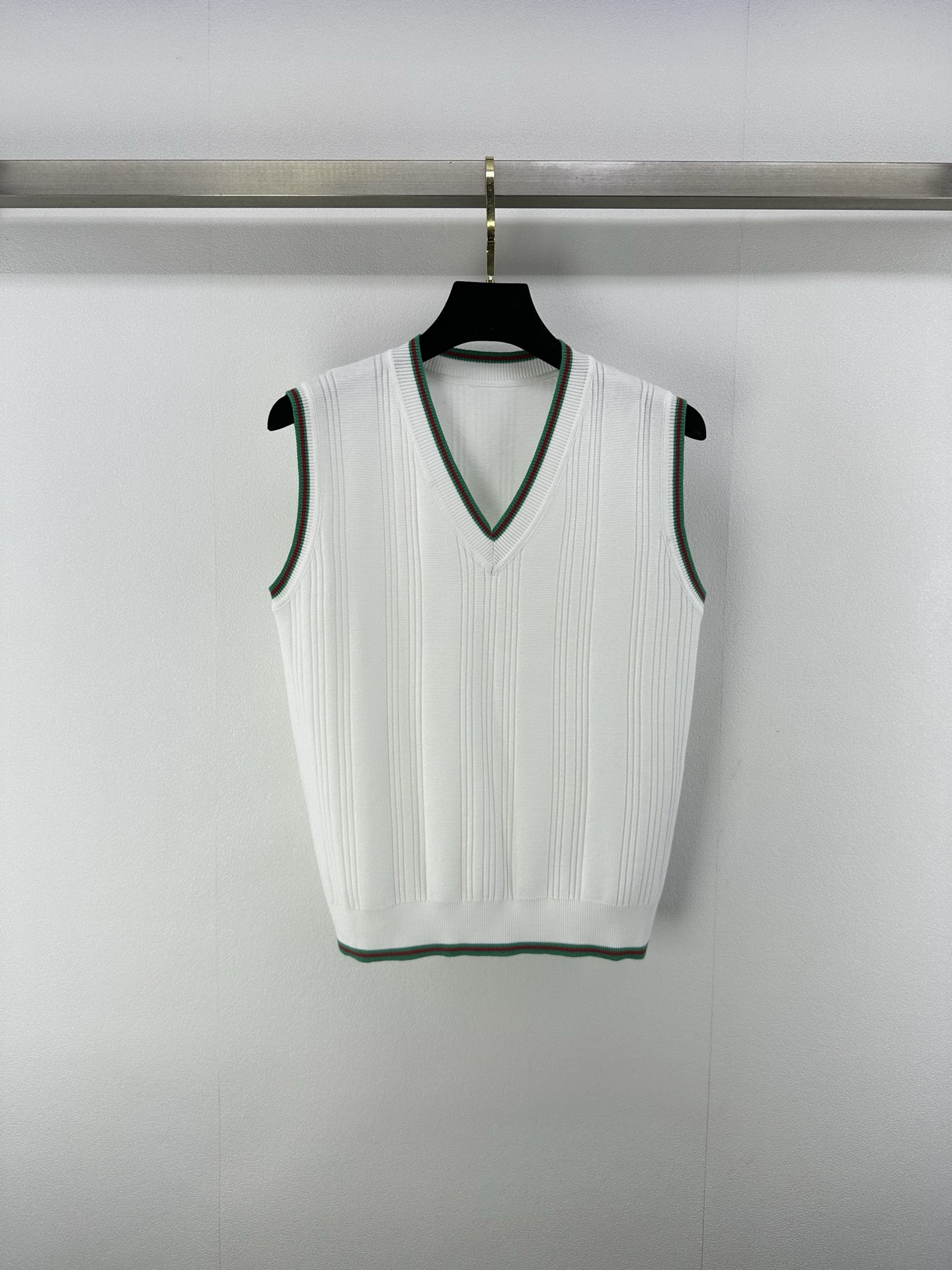 NO:333181,New details on Gucc* 25 Summer new product contrast knitted vest Customized YB imported nylon yarn weaving elastic and comfortable, breathable and easy to wear Peach Heart V-neck knitted vest cut Beautify the proportion of head and shoulders, contrasting threads are exposed from the neckline cuffs and hem respectively. Retro Academy style is strong. The loose fit and vertical pit strip texture. Visual slimming highlights the figure. The style is playful and age-reducing. The layering effect is richer. Fashionable and fashionable. Customized surface accessories. 1 color and 3 codes SML, gucci, alexander wang19860909Gucc*上新细节 25 夏季新品撞色针织背心 定制YB进口锦纶纱线织造 弹力舒适 透气好穿 桃心V领针织背心剪裁 美化头肩比例更显瘦 撞色螺纹分别从领口袖口和下摆露出 复古学院风格强烈 宽松版型配合竖坑条纹理 视觉显瘦突显身材 风格俏皮减龄 层次效果更丰富 时髦洋气 定制面辅料 1色3码SML,,gucci,alexander wang,Women's clothing