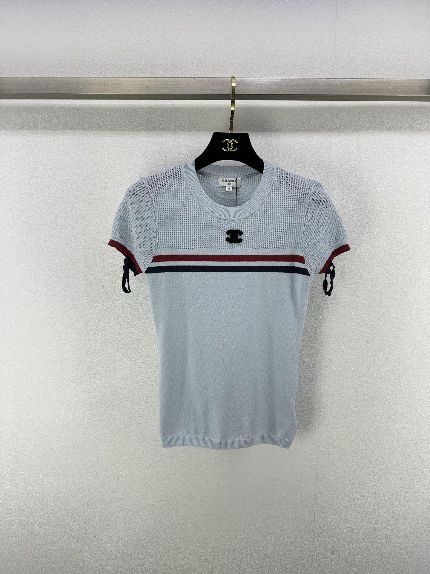 NO:333184,CHANE* New Details 25 Spring and Summer Latest Flocking Logo Knit Short Sleeve!  Customized silk knitted material, high-quality texture, comfortable and round neck knitted short-sleeved tailoring, contrasting collar cuffs with brand double C logo pattern, highlighting the high-end feeling of outfit, hollow textured slimming design, making simple styles look unique, elastic and elastic, more refined, and full of relaxation and tone, light luxury and fashionable temperament!  3 color 3 code SML, chanel, T-shirt, alexander wang19860909CHANE* 上新细节 25 春夏最新植绒徽标针织短袖！定制丝毛针织材质 质感高级舒适 圆领针织短袖剪裁 领口袖口撞色包边配合品牌双C徽标图案 凸显穿搭高级感 镂空纹理显瘦设计 让简单款式穿出个性 弹性松紧更显精致 穿搭尽显松弛调性 轻奢时髦气质！ 3色3码SML,,chanel,T-shirt,alexander wang,Women's clothing