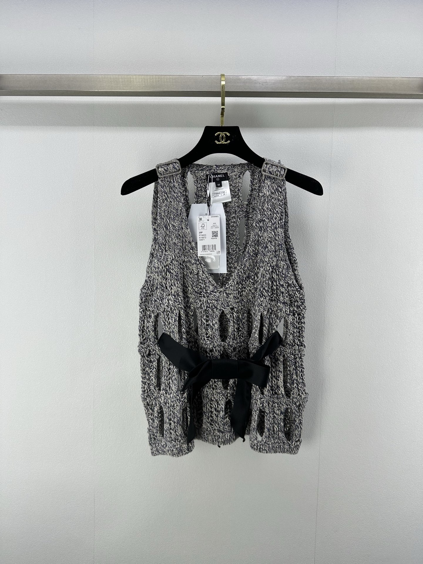 NO:333354,Chane* New Details 25 The Latest Bow Vest in Summer!  Customized diamond buttons on the shoulders, hollowed-out woven body, bow decorative body, temperamental celebrity girl age-reducing item!  The upper body looks huge and slim!  A rich and beautiful woman must come in!  2 colors 3 codes SML, chanel, alexander wang19860909Chane*上新细节 25 夏季最新蝴蝶结背心！肩部定制钻扣 衣身镂空编织 蝴蝶结装饰衣身 气质名媛少女减龄单品！版型上身巨显瘦！白富美必入！ 2色3码SML,,chanel,alexander wang,Women's clothing