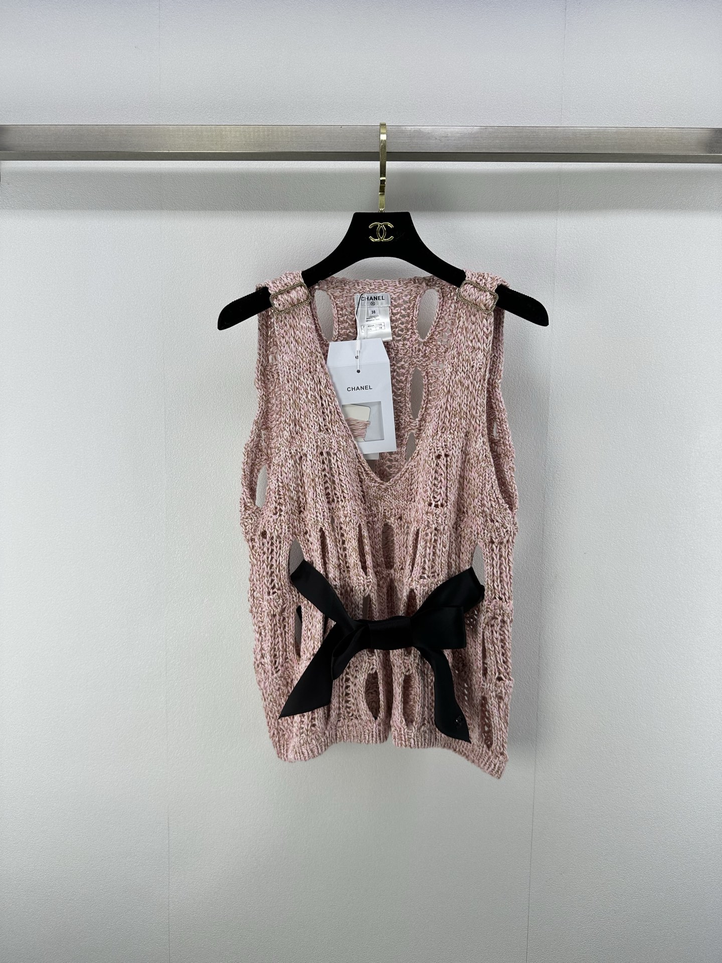 NO:333356,Chane* New Details 25 The Latest Bow Vest in Summer!  Customized diamond buttons on the shoulders, hollowed-out woven body, bow decorative body, temperamental celebrity girl age-reducing item!  The upper body looks huge and slim!  A rich and beautiful woman must come in!  2 colors 3 codes SML, chanel, alexander wang19860909Chane*上新细节 25 夏季最新蝴蝶结背心！肩部定制钻扣 衣身镂空编织 蝴蝶结装饰衣身 气质名媛少女减龄单品！版型上身巨显瘦！白富美必入！ 2色3码SML,,chanel,alexander wang,Women's clothing