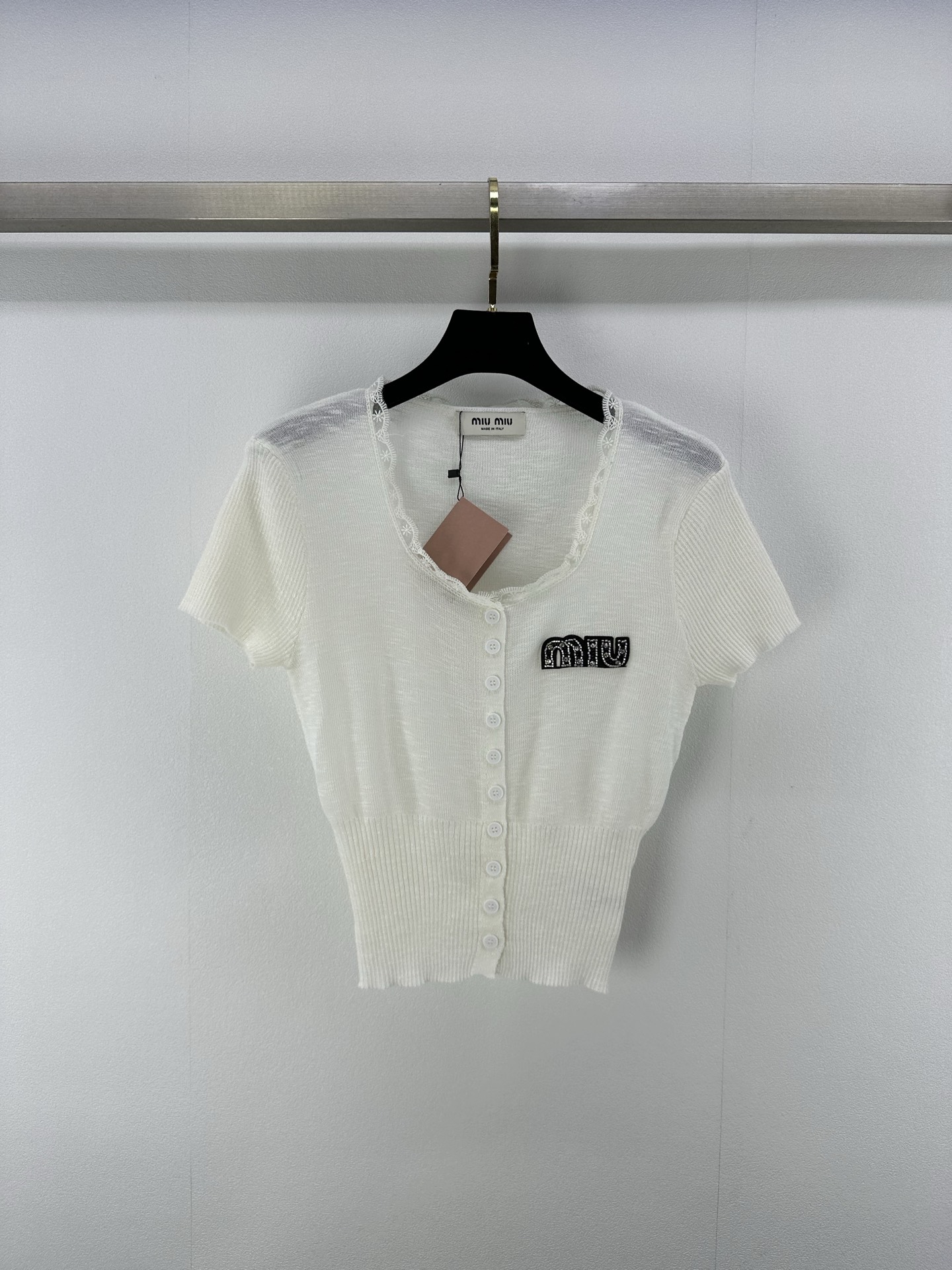 NO:333187,New details on MiuMi* 25 Spring and Summer Latest Beaded Short Sleeves!  Customized YB imported linen weaving, elastic and comfortable, breathable and easy to wear, U-shaped knitted short-sleeved tailoring, beautification of the head and shoulder ratio, beads on the front collar and outline the lace edges to combine to create an effect, decorated with gorgeous retro style, slim fit, highlighting the figure, fashionable and slimming, easy to control when traveling or gatherings!  3 color 3 code SML, miumiu, T-shirt, alexander wang19860909MiuMi*上新细节 25 春夏最新钉珠短袖！定制YB进口亚麻织造 弹力舒适 透气好穿 U型针织短袖剪裁 美化头肩比例更显瘦 领前钉珠珠片 蕾丝边缘勾勒组合成效果 装饰出的华丽复古风格 修身版型 突显身材 时髦显瘦 日常出行或聚会轻松驾驭！ 3色3码SML,,miumiu,T-shirt,alexander wang,Women's clothing