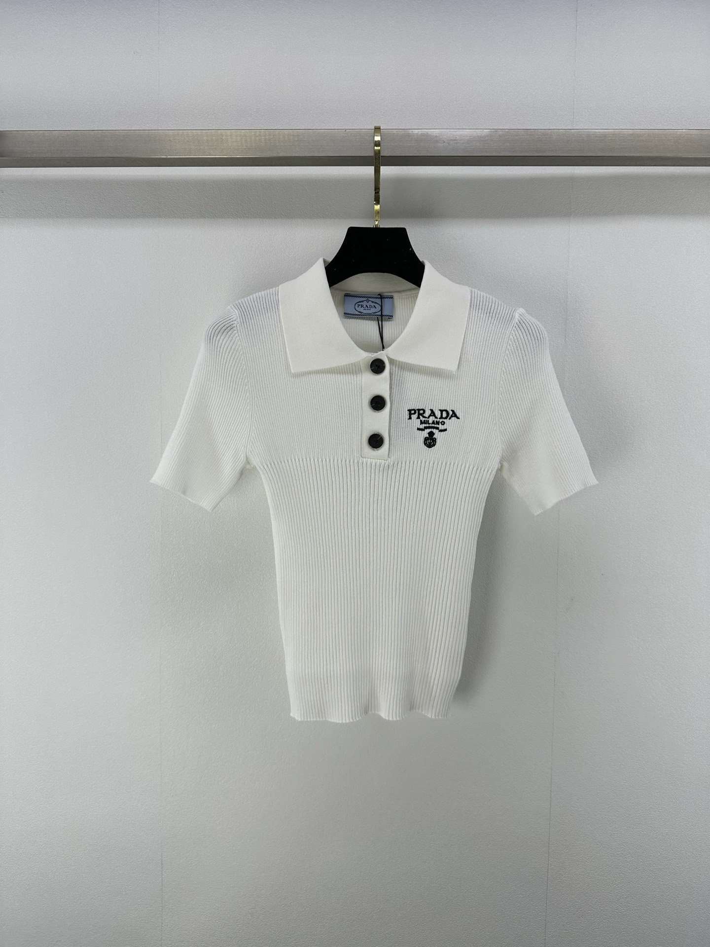 NO:333190,New details on Prad* 25 Spring and Summer Latest Lapel Knit Short Sleeve!  Customized tinsel yarn weaving, soft and skin-friendly, comfortable and stylish, lapel knitted short-sleeved cut, front button half-clad adjustment, voxel color threaded edge, logo embroidery positioning, waist-hugging slim fitting to highlight the figure, fashionable and fashionable, daily vacation!  2 color 3 code SML, prada, T-shirt, alexander wang19860909Prad* 上新细节 25 春夏最新翻领针织短袖！定制天丝纱线织造 柔软亲肤 舒适有型 翻领针织短袖剪裁 前襟纽扣半开襟随心调节 通体素色螺纹包边 logo刺绣定位 收腰修身版型突显身材 时髦洋气 日常度假！ 2色3码SML,,prada,T-shirt,alexander wang,Women's clothing