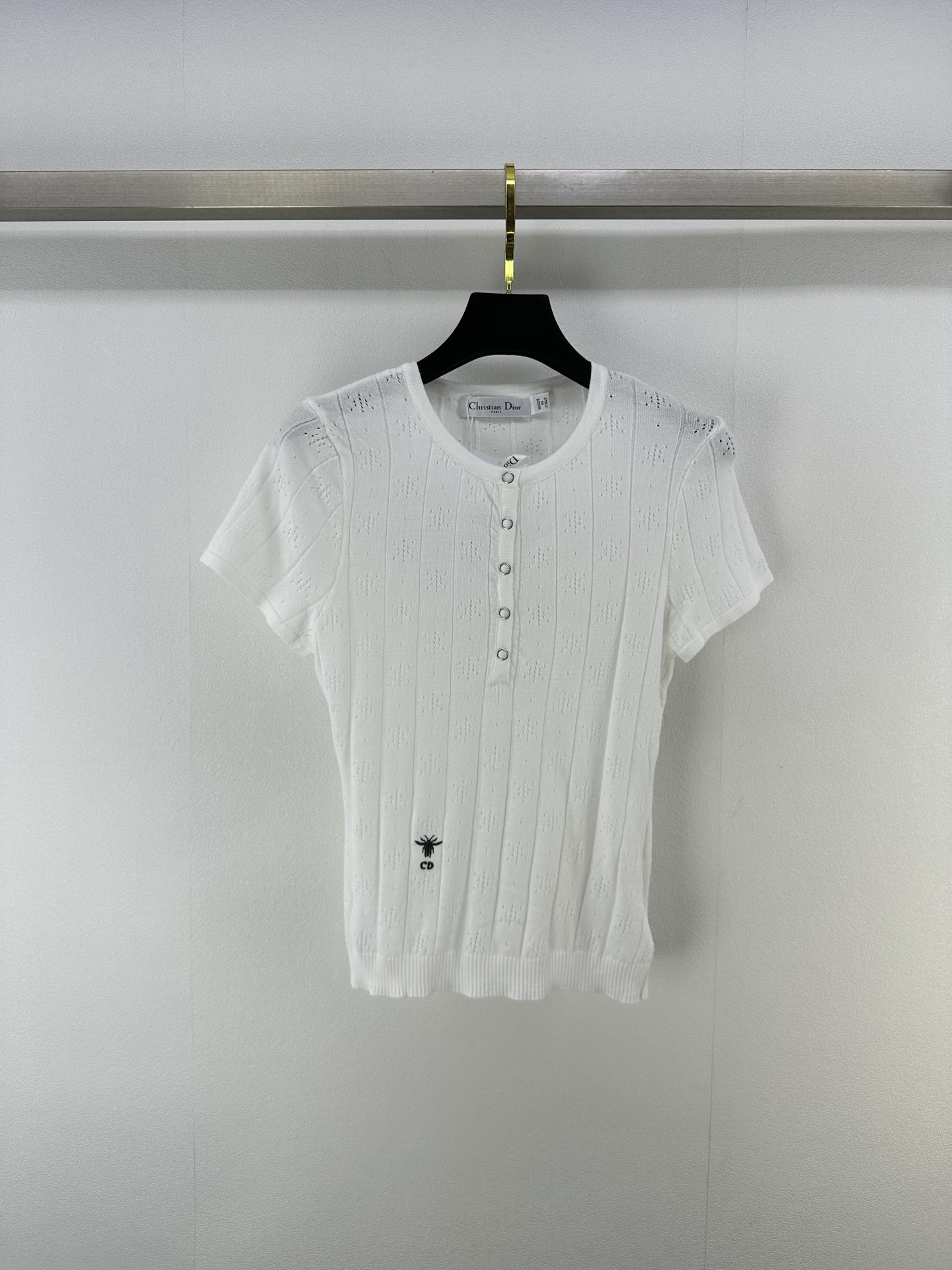 NO:333193,New details on Dio* 25 New summer half-cardigan hollow short sleeves, concealed button design, positioning bee embroidery, slim and elastic summer essentials!  versatile and not picky 3 colors and 3 codes SML, dior, T-shirt, alexander wang19860909Dio*上新细节 25 夏季新款半开衫镂空短袖 暗扣设计 定位小蜜蜂刺绣 修身有弹力夏季必备单品！百搭不挑人 3色3码SML,,dior,T-shirt,alexander wang,Women's clothing