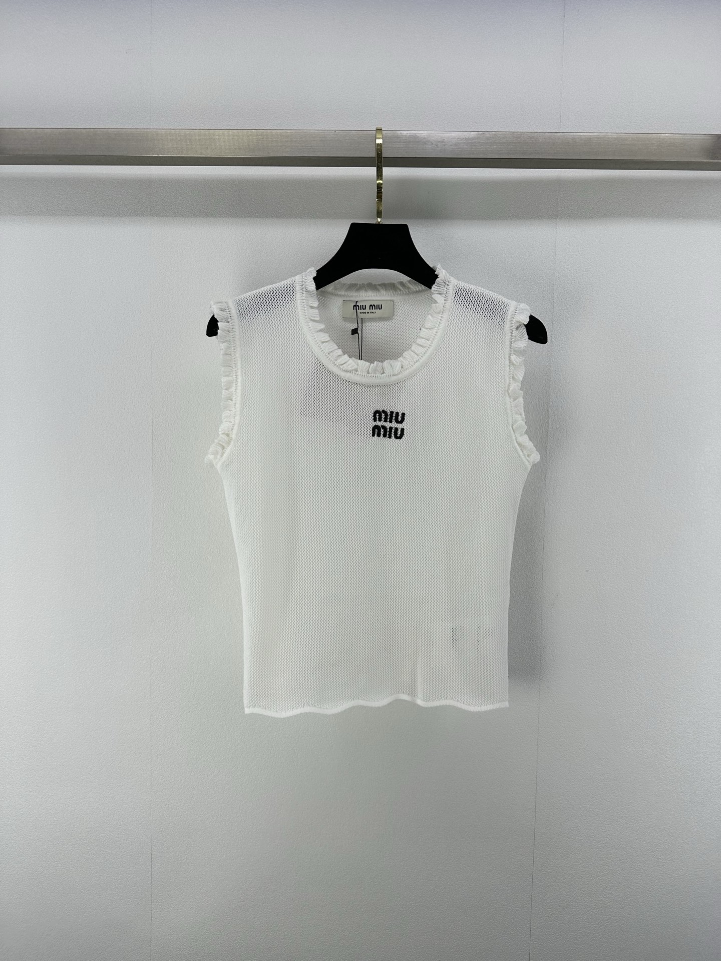 NO:332559,Miumi* new details 25 summer new round neck vest, elastic needle method, positioning embroidery logo, versatile vest, fashionable and age-reducing 2 colors, 3 codes, SML, miumiu, alexander wang19860909miumi*上新细节 25 夏季新款木耳边圆领背心 弹力针法木耳边 定位刺绣logo 百搭背心 洋气又减龄 2色3码SML,,miumiu,alexander wang,Women's clothing