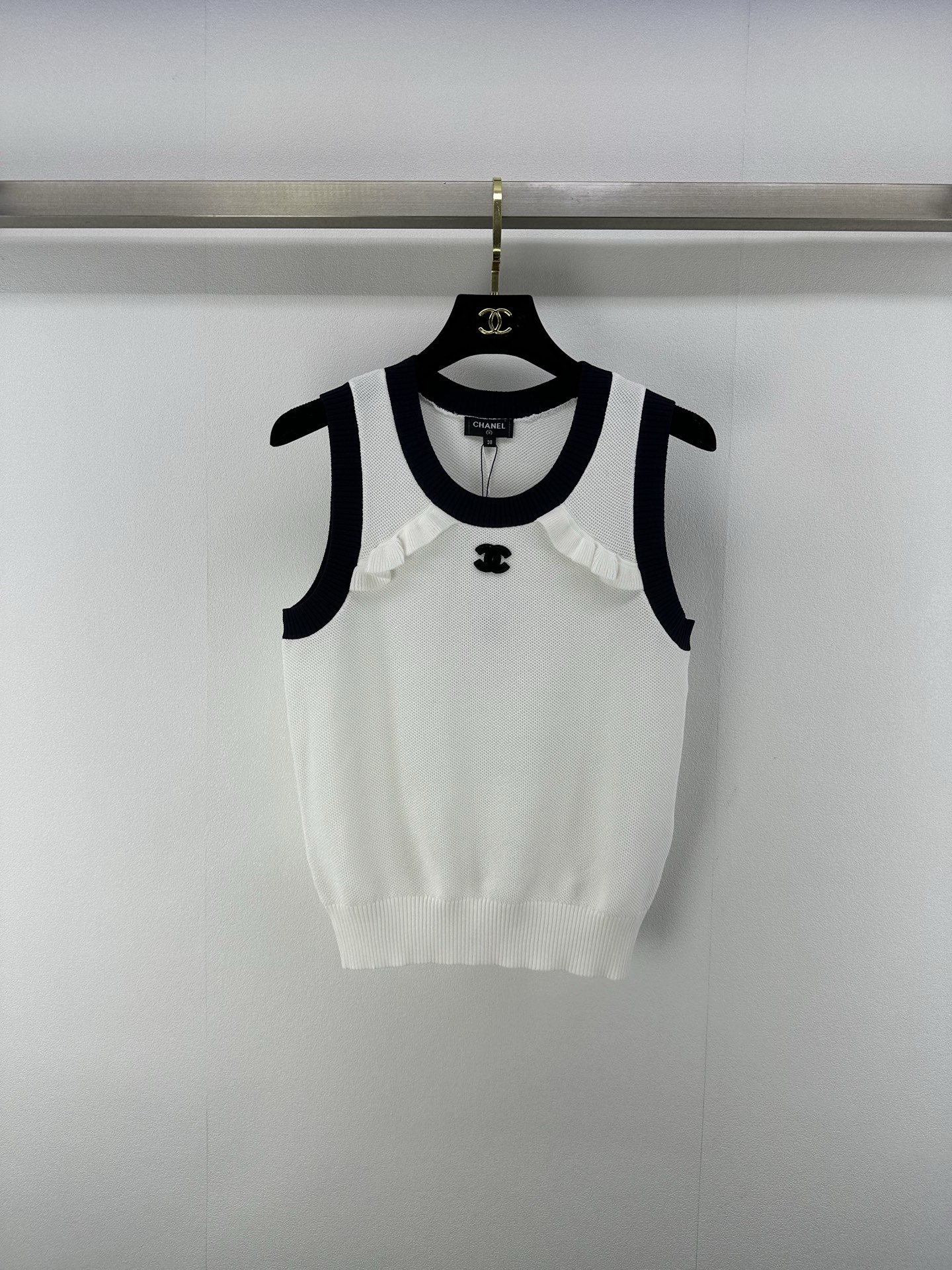 NO:332533,Chane* new details 25 The new round neck vest in summer is matched with exquisite contrasting collars to outline elegant lines. The iconic double C logo is low-key and luxurious, showing the brand style. The ruffled decoration is lively and playful, adding a soft atmosphere to the overall look. Whether it is matched with simple trousers to create a capable commuting style or a romantic and elegant combination with half-body, you can easily control it. 2 colors and 3 sizes SML, chanel, alexander wang19860909Chane*上新细节 25 夏季新款圆领背心搭配精致的撞色领口 勾勒出优雅线条 标志性双C logo低调而奢华 彰显品牌格调 荷叶边装饰灵动俏皮 为整体造型增添柔美气息 无论是搭配简约长裤打造干练通勤风 还是与半身组合展现浪漫优雅范 都能轻松驾驭 2色3码SML,,chanel,alexander wang,Women's clothing