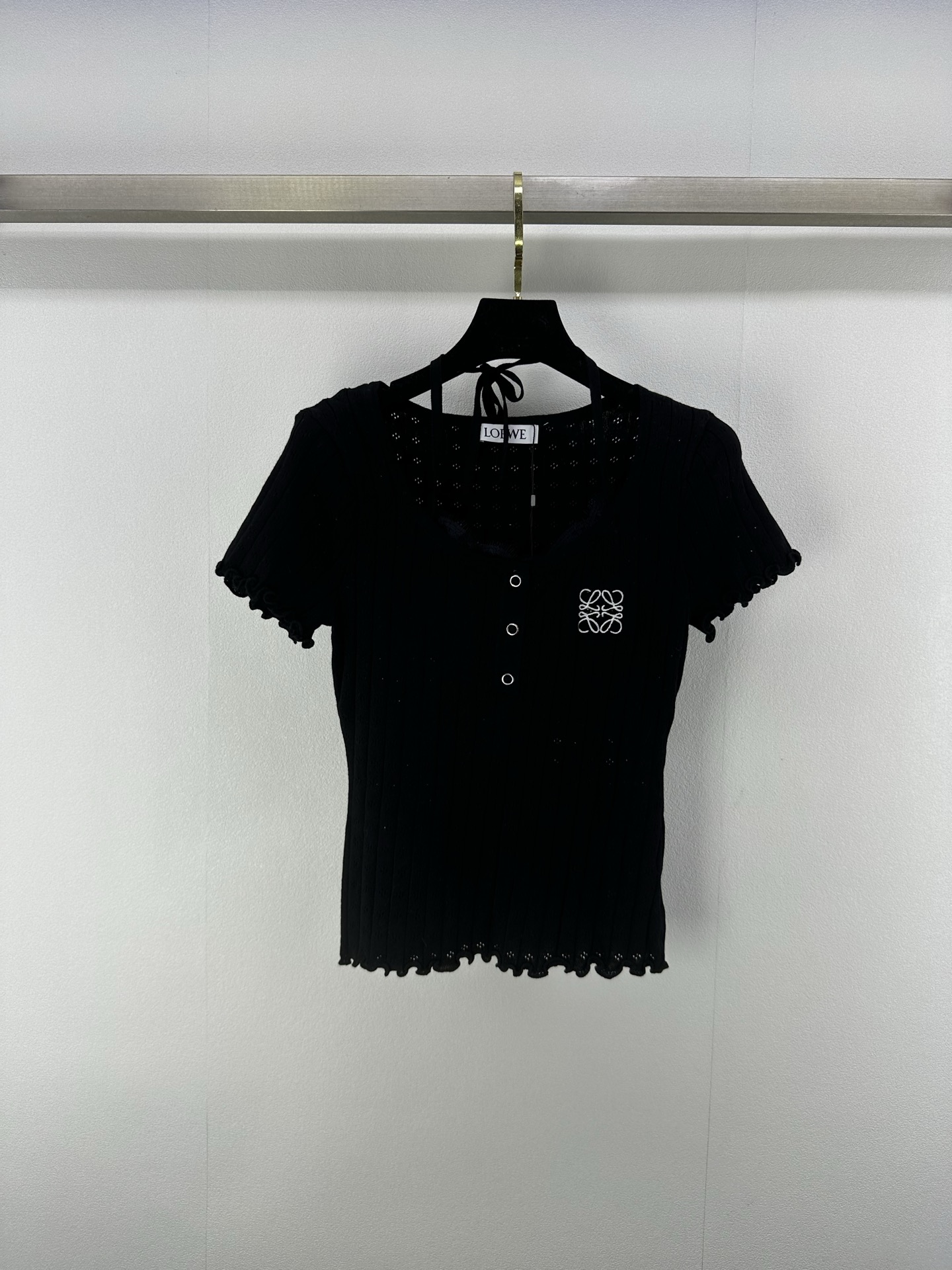 NO:332536,Loew* New Details 25 Spring and Summer New Strap Knit Short Sleeves!  A must-have item for fashionable hot girls!  The large U-neck style shows the charming shoulder and neck lines, the tie-up design concept is high street fashionable temperament, and the upper body is absolutely sexy!  Short style giant body proportion 3 colors 3 code SML, loewe, T-shirt, alexander wang19860909Loew* 上新细节 25 春夏新款绑带针织短袖！时髦辣妹必入单品！大U领版型展露出迷人的肩脖线条,绑带开襟设计理念高街时髦气质,上身妥妥辣妹性感风！短款版型巨身材比例 3色3码SML,,loewe,T-shirt,alexander wang,Women's clothing