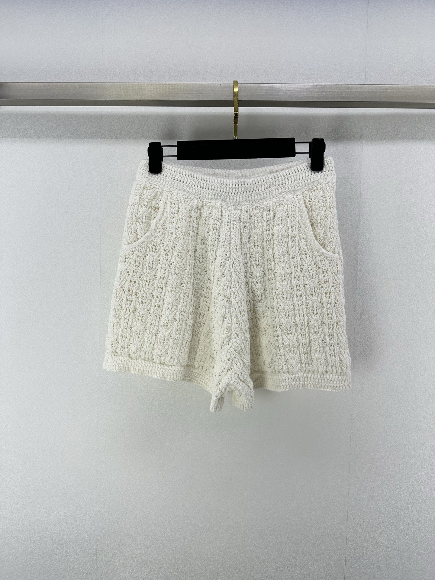 NO:332542,Chane* new details 25 The delicate knitted shorts in summer show exquisite craftsmanship. The exquisite style modifies the leg lines. Comfortable and fashionable. Whether it is a simple top, walking on the street or attending casual parties, you can easily show French elegance and add a unique charm to summer outfits. 3 colors and 3 sizes SML, chanel, shorts, alexander wang19860909Chane*上新细节 25 夏季新款针织短裤细腻织纹彰显精湛工艺 精致版型修饰腿部线条 兼具舒适与时尚 无论是搭配简约上衣漫步街头 还是出席休闲聚会 都能轻松展现法式优雅格调 为夏日穿搭增添别样魅力 3色3码SML,,chanel,shorts,alexander wang,Women's clothing