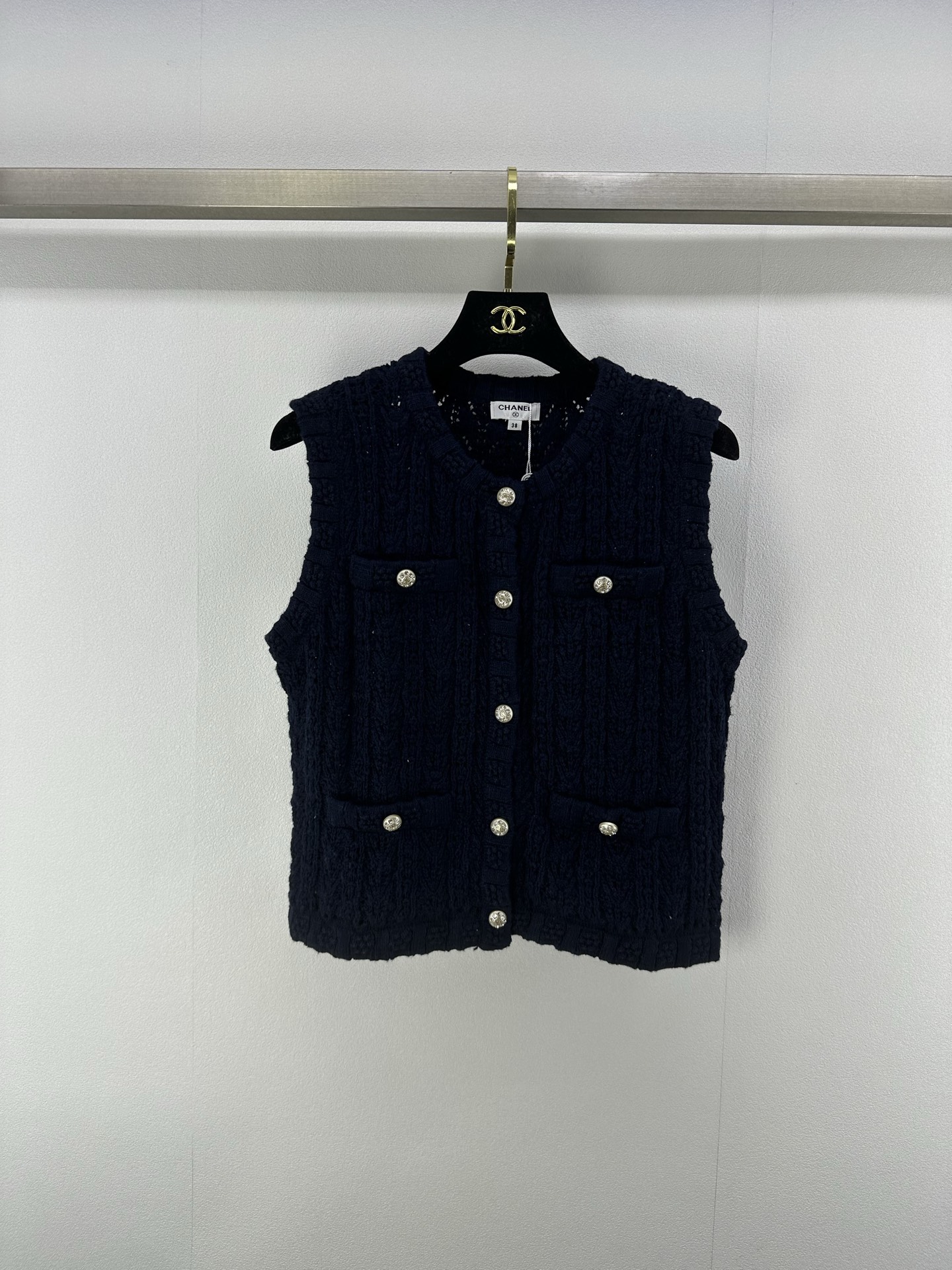 NO:332545,Chane* new details 25 New summer knitted cardigan vest, classic elements and exquisite craftsmanship, delicate woven texture, matched with shining buttons, exquisite and exquisite, pure white, soft pink, calm and stable, diverse colors meet different style needs, single wear or layering, can all show luxurious style at the festival 3 colors and 3 codes SML, chanel, alexander wang19860909Chane*上新细节 25 夏季新款针织开衫背心 经典元素与精湛工艺完美交织 细腻编织纹理 搭配闪耀纽扣 精致考究 白色纯净 粉色柔美 藏蓝沉稳 多样色彩满足不同风格需求 单穿或叠搭 皆能于节处彰显奢华格调 3色3码SML,,chanel,alexander wang,Women's clothing