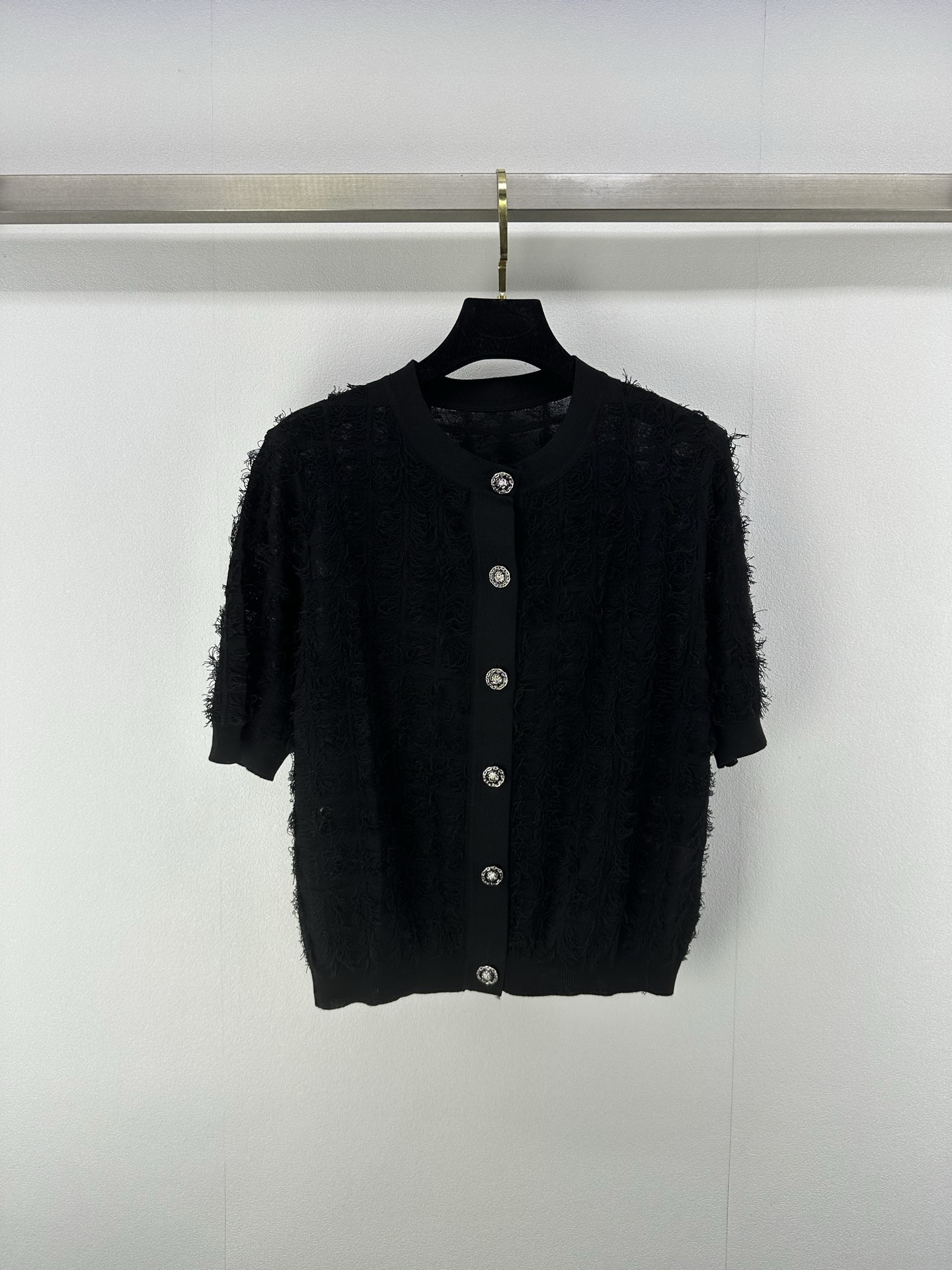 NO:334501,New details on Balmia* 25 Spring and Summer Latest Tassel Knitted Cardigan Short Sleeve!  Customized tiger buckle Customized wool knitted material, high-quality texture and comfortable, highlight the brand personality, highlight the high-end feeling of outfits, the fine knitted texture collides with the fur tassels, allowing simple styles to show sweet personality, elasticity and tightness to make it more refined, the outfit shows a relaxed tone, light luxury and fashionable temperament, single wear and layering, the first choice for fashionable outfits in all seasons!  1 color 3 code SML, balmain, T-shirt, alexander wang19860909Balmia*上新细节 25 春夏最新流苏边针织开衫短袖！定制老虎扣 定制羊毛针织材质 质感高级舒适 彰显品牌个性 凸显穿搭高级感 细密针织纹理与衣身流苏形成碰撞 让简单款式穿出甜美个性 弹性松紧更显精致 穿搭尽显松弛调性 轻奢时髦气质 单穿叠穿均可 四季时尚穿搭首选！ 1色3码SML,,balmain,T-shirt,alexander wang,Women's clothing