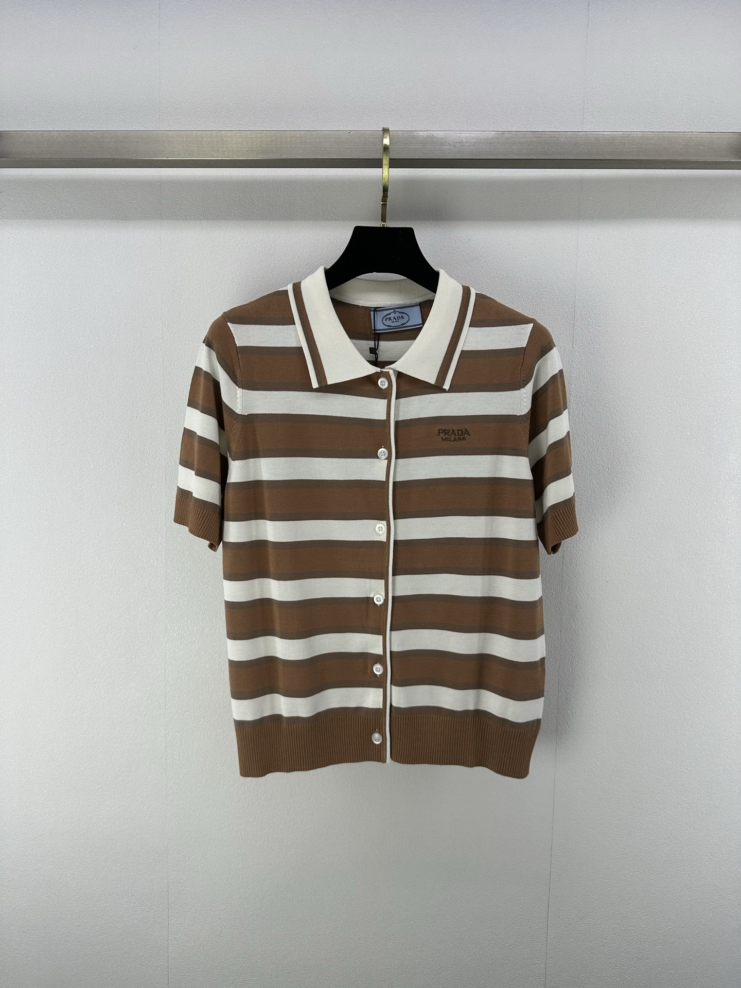 NO:334504,New details on Prad* 25 Spring and summer new striped knitted Polo cardigan short sleeves Brown and white stripes collision Outline retro charm and modern style Exquisite lapel design Matched neatly buttons and closures Simple and elegant taste The brand logo is a indispensable fashion item in the wardrobe Easy to control diverse occasions 2 colors and 3 codes SML, prada, T-shirt, alexander wang19860909Prad*上新细节 25 春夏新款条纹针织Polo开衫短袖 棕白条纹碰撞 勾勒复古韵味与现代格调 精致翻领设计 搭配利落纽扣开合 简约间尽显优雅品味 品牌标识低调点缀 是衣橱中不可或缺的时尚单品 轻松驾驭多元场合 2色3码SML,,prada,T-shirt,alexander wang,Women's clothing