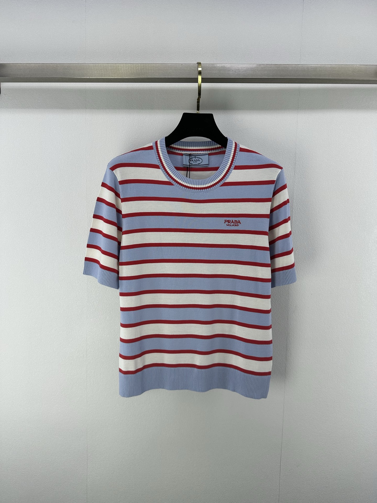 NO:334507,New details on Prad* 25 Spring and Summer Latest Striped Knit Short Sleeve!  Customized cotton wool yarn weaving, fixed color and dyeing, perfectly restored quality, soft and skin-friendly, comfortable and stylish, round neck short-sleeved style, appropriate skin exposure, beautify the proportion of head and shoulders, and make the collar more slimming, threaded edges and large body stripes collide to create a sense of layering, colored and interwoven on the chest letter logo decoration, strong retro style, slim fit style highlights the figure, playful, age-reducing, and easy to control when traveling or having a relaxing party!  2 color 3 code SML, prada, T-shirt, alexander wang19860909Prad* 上新细节 25 春夏最新条纹针织短袖！定制棉毛纱线织造 定色定染 完美还原品相 柔软亲肤 舒适有型 圆领短袖版型 领口恰当露肤 美化头肩比例更显瘦 螺纹包边与大身条纹碰撞形成层次感 通体彩色交织胸前字母徽标装饰 复古风格强烈 修身版型突显身材 俏皮减龄显白 日常出行或轻松聚会轻松驾驭！ 2色3码SML,,prada,T-shirt,alexander wang,Women's clothing