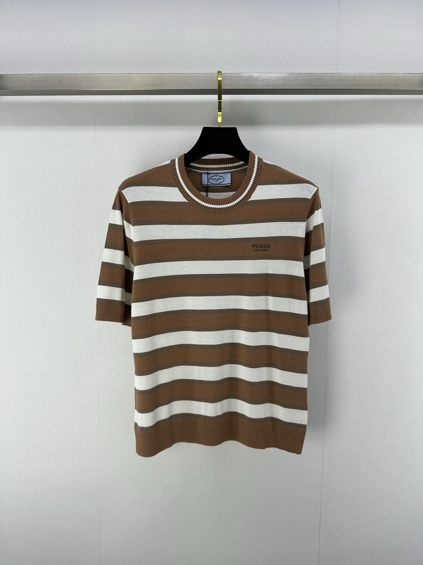 NO:334513,New details on Prad* 25 Spring and Summer Latest Striped Knit Short Sleeve!  Customized cotton wool yarn weaving, fixed color and dyeing, perfectly restored quality, soft and skin-friendly, comfortable and stylish, round neck short-sleeved style, appropriate skin exposure, beautify the proportion of head and shoulders, and make the collar collide with the large body stripes to form a sense of layering. The whole body color intertwined letter logo decoration on the chest, strong retro style, slim fit style highlights the figure, playful, age-reducing, and easy to control when traveling or having a relaxing party!  SML, prada, T-shirt, alexander wang19860909Prad* 上新细节 25 春夏最新条纹针织短袖！定制棉毛纱线织造 定色定染 完美还原品相 柔软亲肤 舒适有型 圆领短袖版型 领口恰当露肤 美化头肩比例更显瘦 螺纹包边与大身条纹碰撞形成层次感 通体彩色交织胸前字母徽标装饰 复古风格强烈 修身版型突显身材 俏皮减龄显白 日常出行或轻松聚会轻松驾驭！ SML,,prada,T-shirt,alexander wang,Women's clothing