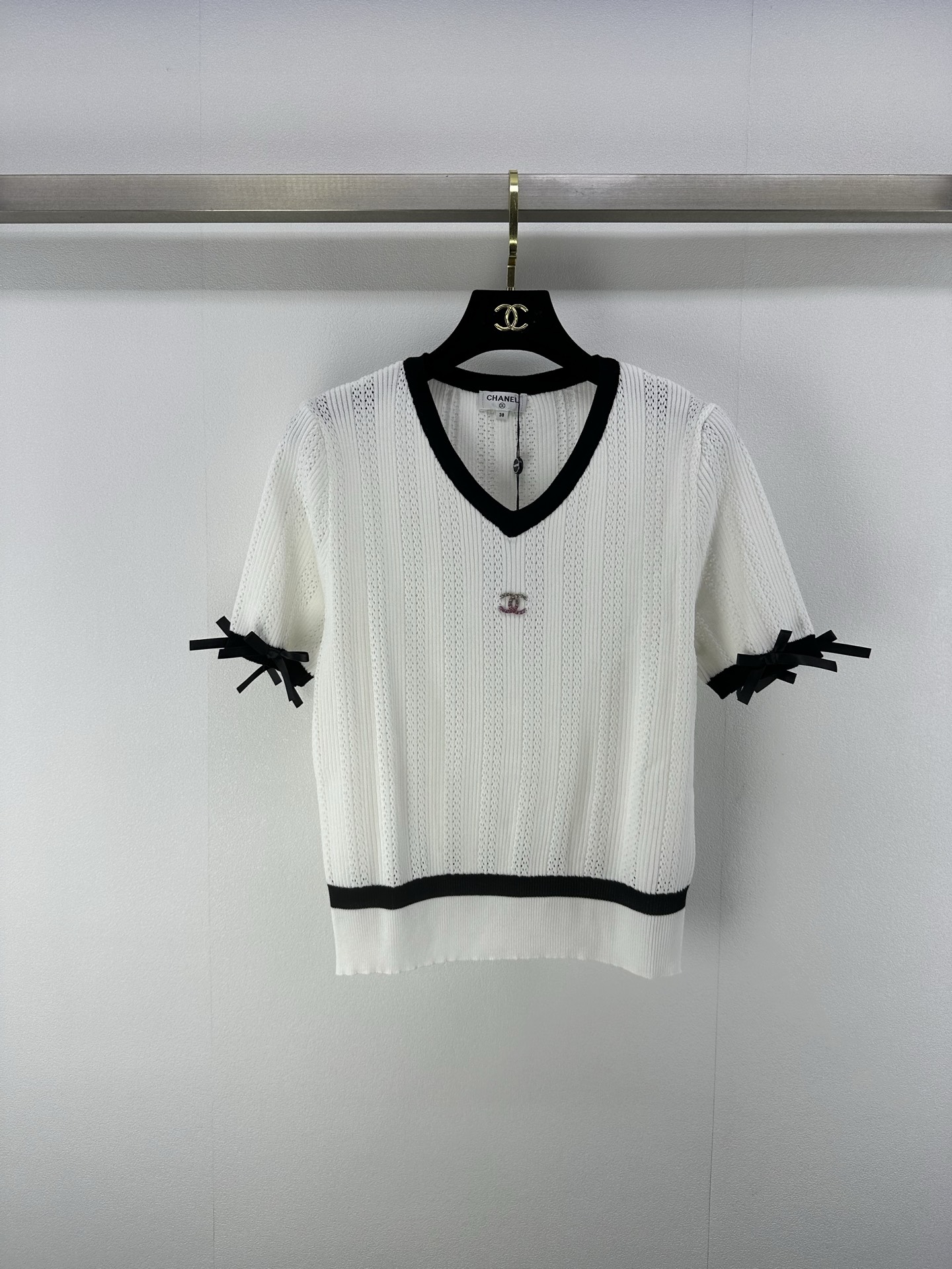 NO:334516,chane* new details 25 Spring and summer new bow V-neck knitted short sleeves, cuff bow decoration, adds fashionable tone, elastic fabrics all over the body, fit the body and make it look slimmer, versatile styles do not pick the age-based skin tone, and the upper body is suitable for age-reducing fashionable retro style!  2 color 3 code SML, chanel, T-shirt, alexander wang19860909chane*上新细节 25 春夏新款蝴蝶结V领针织短袖 袖口蝴蝶结装饰 增添时尚调性 通体弹性十足的面料 贴合身型更显瘦 百搭款式不挑年龄肤色 上身适配减龄时髦复古风格！ 2色3码SML,,chanel,T-shirt,alexander wang,Women's clothing