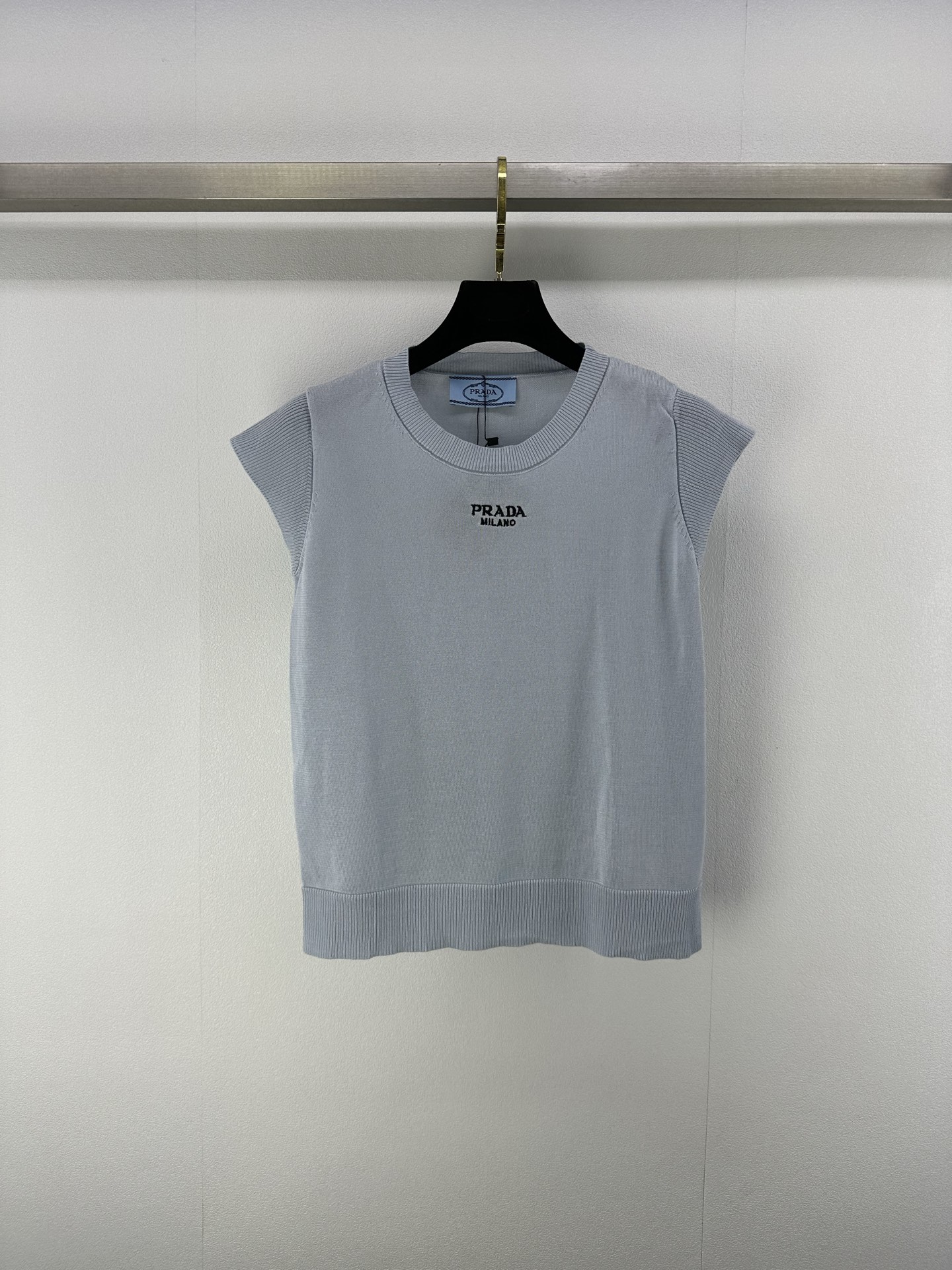 NO:334497,New details on Prad* 25 Spring and Summer Latest Flying Sleeve Round Neck Knitted Short Sleeves!  The minimalist pure color scheme is low-key and high-end, simple, generous, clean, slim and atmospheric, and the slim fit style is very good to modify the body proportions!  2 colors and 3 codes SML, prada, T-shirt, alexander wang19860909Prad*上新细节 25 春夏最新飞飞袖圆领针织短袖！极简风纯色系配色低调不失高级感,简洁大方干净显瘦大气,修身版型很好的修饰身材比例！白搭不挑人 2色3码SML,,prada,T-shirt,alexander wang,Women's clothing