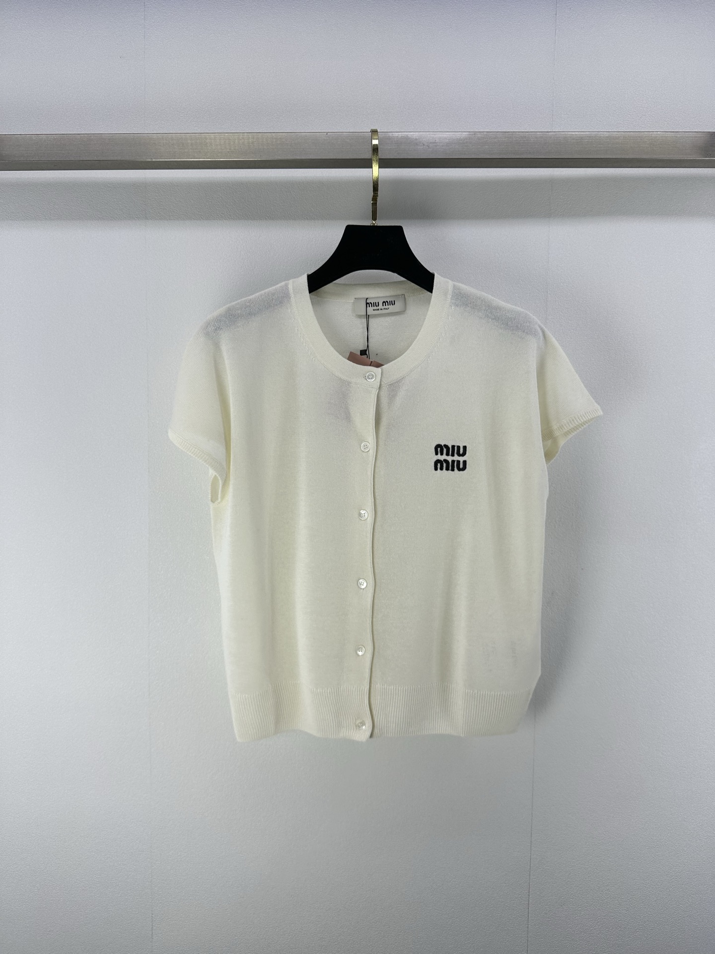 NO:334494,Miumi* New Details 25 Spring and Summer Latest Round Neck Cardigan Vest!  Custom linen knitted material, delicate and soft, exquisite round neck cut, single-breasted shell buckle embellishment, more playful and exquisite details, embroidered brand logo on the chest, highlighting the brand style, playful and age-reducing, and easy to control when traveling or gatherings!  2 colors 3 codes SML, miumiu, alexander wang19860909Miumi* 上新细节 25 春夏最新圆领开衫背心！定制亚麻针织材质 细腻柔软 精致圆领剪裁 单排扣贝壳扣点缀 细节满分更为俏皮精致 胸前刺绣品牌徽标 彰显品牌格调 俏皮减龄显白 日常出行或轻松聚会轻松驾驭！ 2色3码SML,,miumiu,alexander wang,Women's clothing