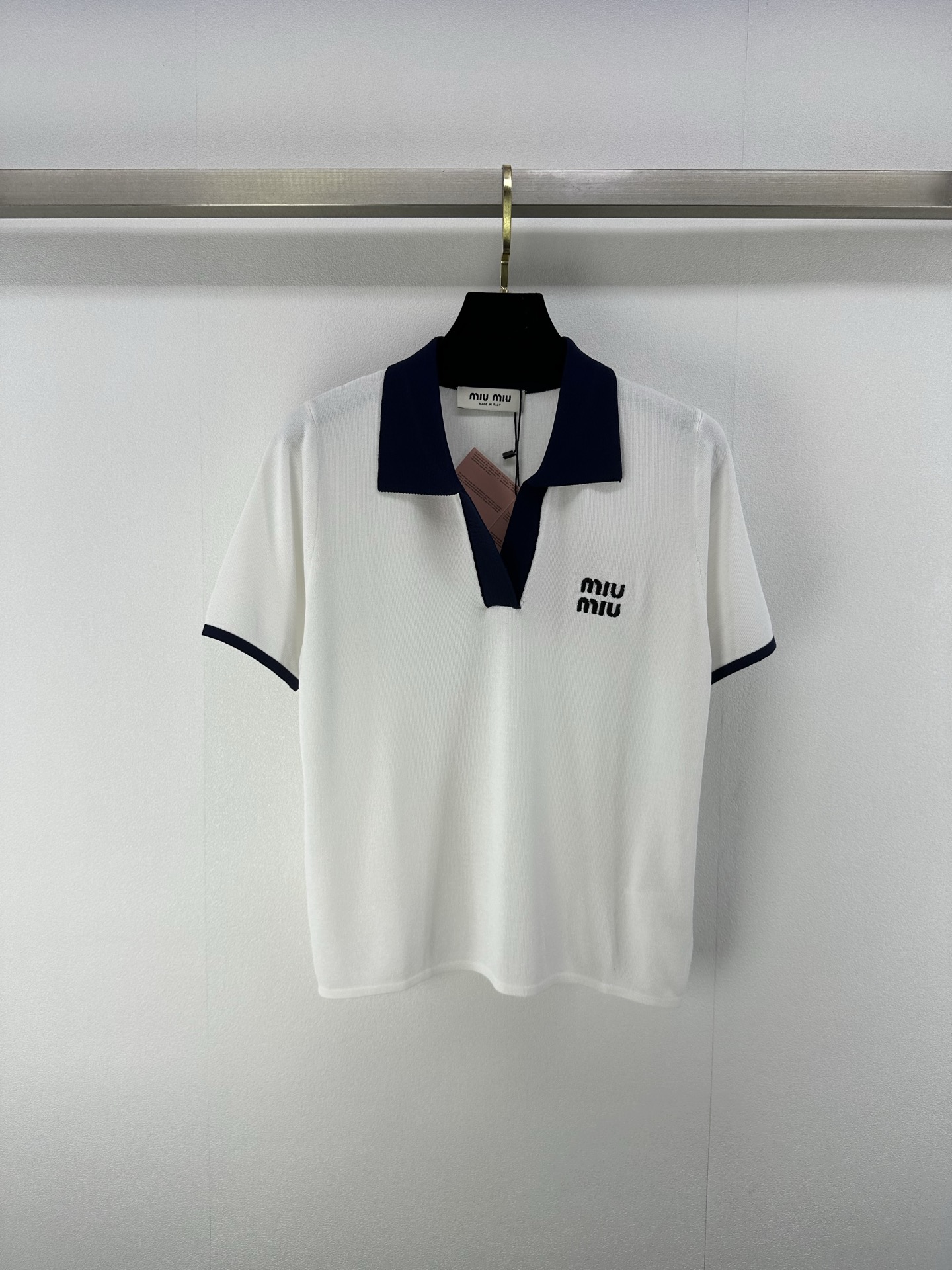 NO:334491,Miumi* new details 25 Spring and summer new lapel short sleeves textured and shiny breathable and comfortable lapel short sleeves tailoring, the front button half-open placket is adjusted at will, contrasting color details with the large body to add to the sense of fashion, letter embroidery on the chest shows personality, wear to accommodate body, relaxed and fashionable, relaxed and effortless short sleeves, high-end versatile fashion items, 2 colors, 3 sizes, SML, miumiu, T-shirt, alexander wang19860909Miumi*上新细节 25 春夏新款翻领短袖 质感光泽 透气舒适 翻领短袖剪裁 前襟纽扣半开襟随心调节 与大身撞色细节给时尚感加分 胸前字母刺绣尽显个性 穿搭包容身材 松弛时髦 轻松不费劲儿的短袖穿搭 高阶百搭时尚单品 2色3码SML,,miumiu,T-shirt,alexander wang,Women's clothing