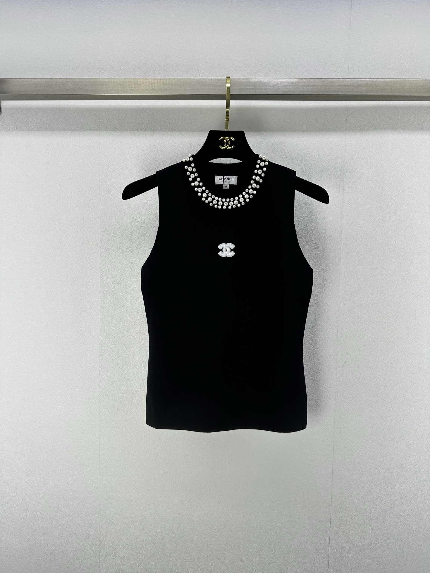 NO:334511,Chane* new details 25 The new summer pearl round neck knitted vest highlights the brand style. It is made of ten-silicon material with elasticity to present a slim visual effect. The neckline is embellished with pearl sewn nail beads. It is rich in details with the double C letters on the chest. The design highlights make simple basic styles instantly become fashionable. Silver thread is integrated to highlight high-end style. The inner wear is brilliant and fashionable. 2 colors and 3 codes SML, chanel, alexander wang19860909Chane*上新细节 25 夏季新款珍珠圆领针织背心凸显品牌格调 采用天丝材质 带有弹力 呈现显瘦视觉效果 领口以珍珠缝制钉珠工艺点缀 配合胸前双C字母丰富细节 设计亮点让简单的基础款式 秒变时尚单品 银线融入 彰显高级格调 单穿内搭都出彩时髦 2色3码SML,,chanel,alexander wang,Women's clothing