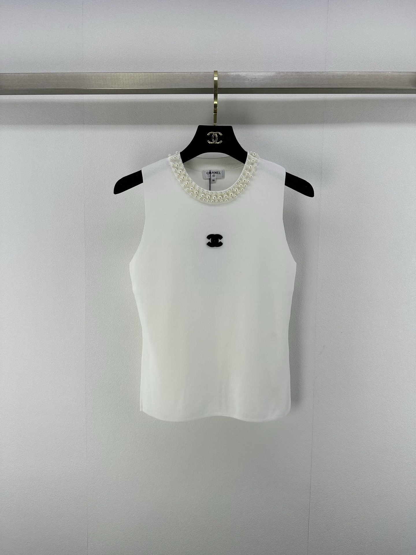 NO:334514,Chane* new details 25 New summer pearl round neck knitted vest highlights the brand style. It is made of ten-silicon material with elasticity. It presents a slim visual effect. The neckline is embellished with pearl sewing nail beads. It is rich in details with the double C letters on the chest. The design highlights make simple basic styles instantly become fashionable. Silver thread is integrated to highlight high-end style. The inner wear is brilliant and fashionable. 2 colors and 3 codes SML, chanel, alexander wang19860909Chane*上新细节 25 夏季新款珍珠圆领针织背心 凸显品牌格调 采用天丝材质 带有弹力 呈现显瘦视觉效果 领口以珍珠缝制钉珠工艺点缀 配合胸前双C字母丰富细节 设计亮点让简单的基础款式 秒变时尚单品 银线融入 彰显高级格调 单穿内搭都出彩时髦 2色3码SML,,chanel,alexander wang,Women's clothing