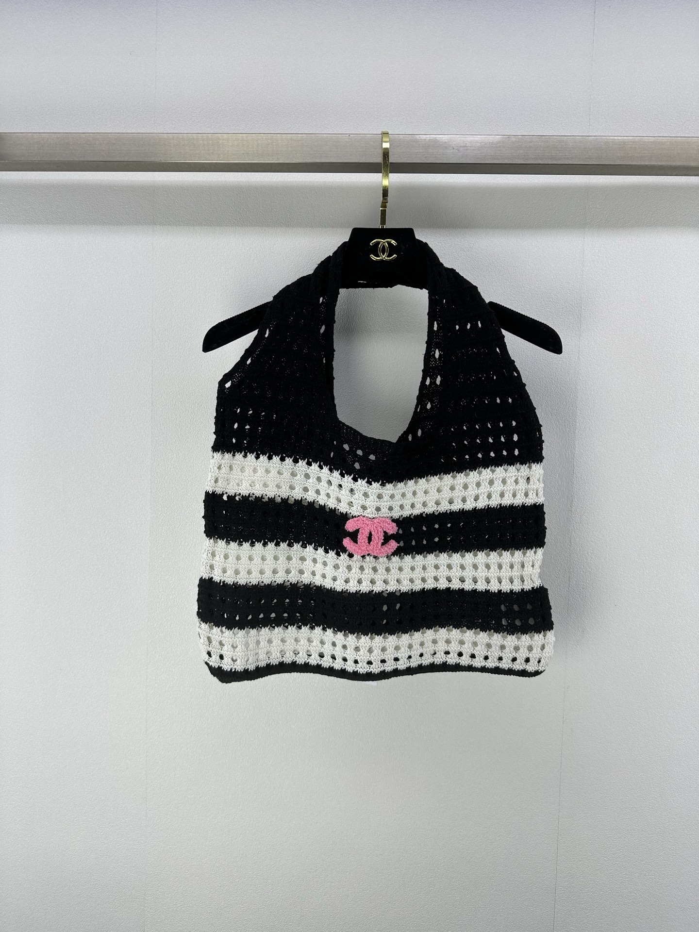 NO:334508,Chane* new details 25 New summer hand-woven bag, layered striped design, contrasting color flocking logo is low-key but super high-quality, and it improves the texture throughout~ sweet or salty. A must-have for daily commuting. There will be no mistakes in wearing private clothes, this one can be interpreted very well!  3 colors one size, chanel, alexander wang19860909Chane*上新细节 25 夏季新款手提编织包 包身层次条纹设计 撞色植绒logo低调却超显高逼格 一整个提升质感～可甜可盐 日常通勤必备 穿搭私服也不会出错的,这款都能很好的诠然哦！ 3色均码,,chanel,alexander wang,Women's clothing