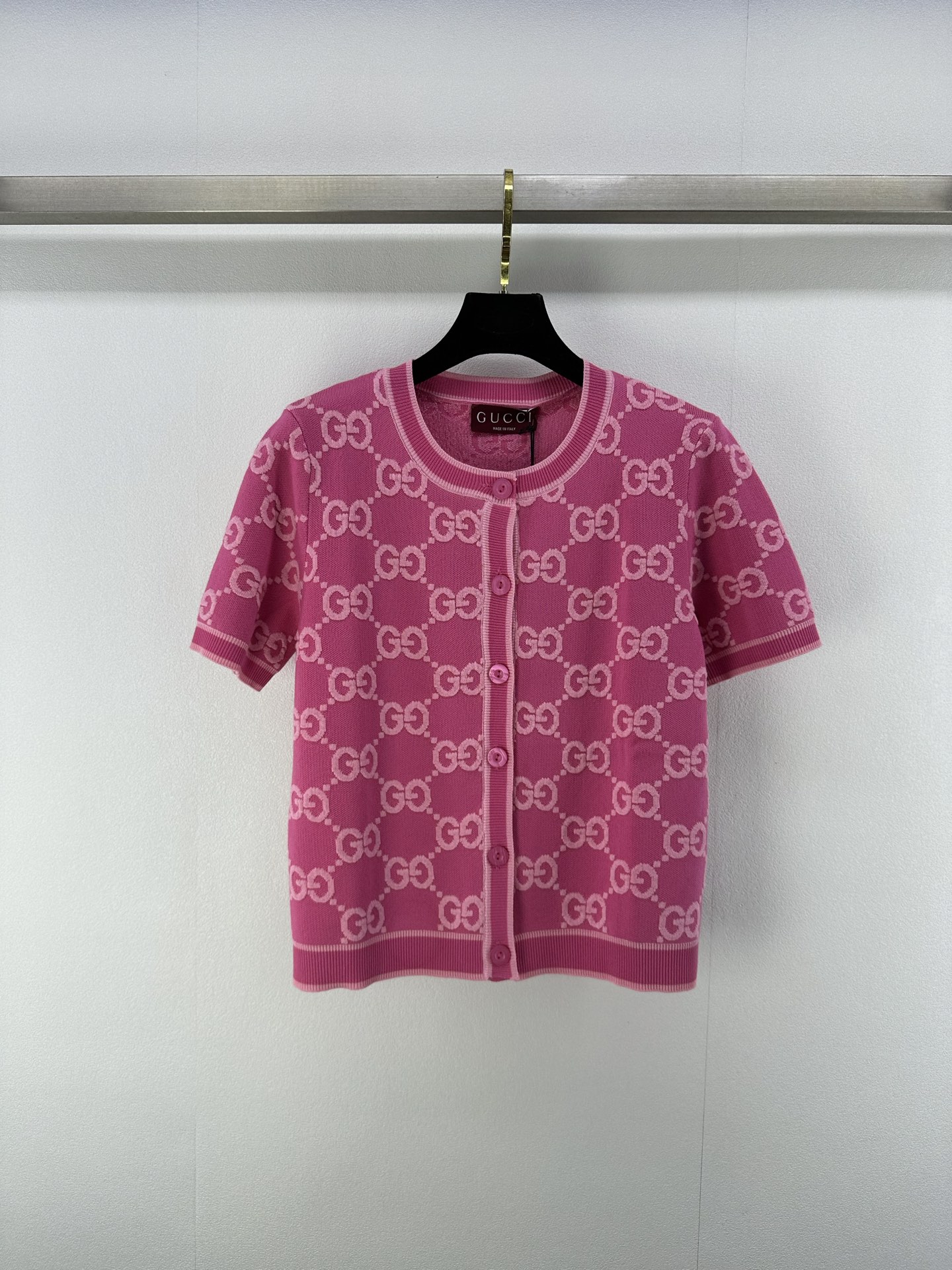 NO:334772,New details on Gucc* 25 New summer products dopamine color retro jacquard full GG wool round neck full print cardigan short sleeves, GG three-dimensional thread lifting process is exquisite and fashionable!  A single item for a young lady with temperament. A must-have for white and rich beauty. 1 color and 3 size SML, gucci, T-shirt, alexander wang19860909Gucc*上新细节 25 夏季新品多巴胺色系复古提花满幅GG羊毛圆领满印开衫短袖,GG立体线提工艺精致又时髦！气质名媛少女减龄单品.白富美必入 1色3码SML,,gucci,T-shirt,alexander wang,Women's clothing