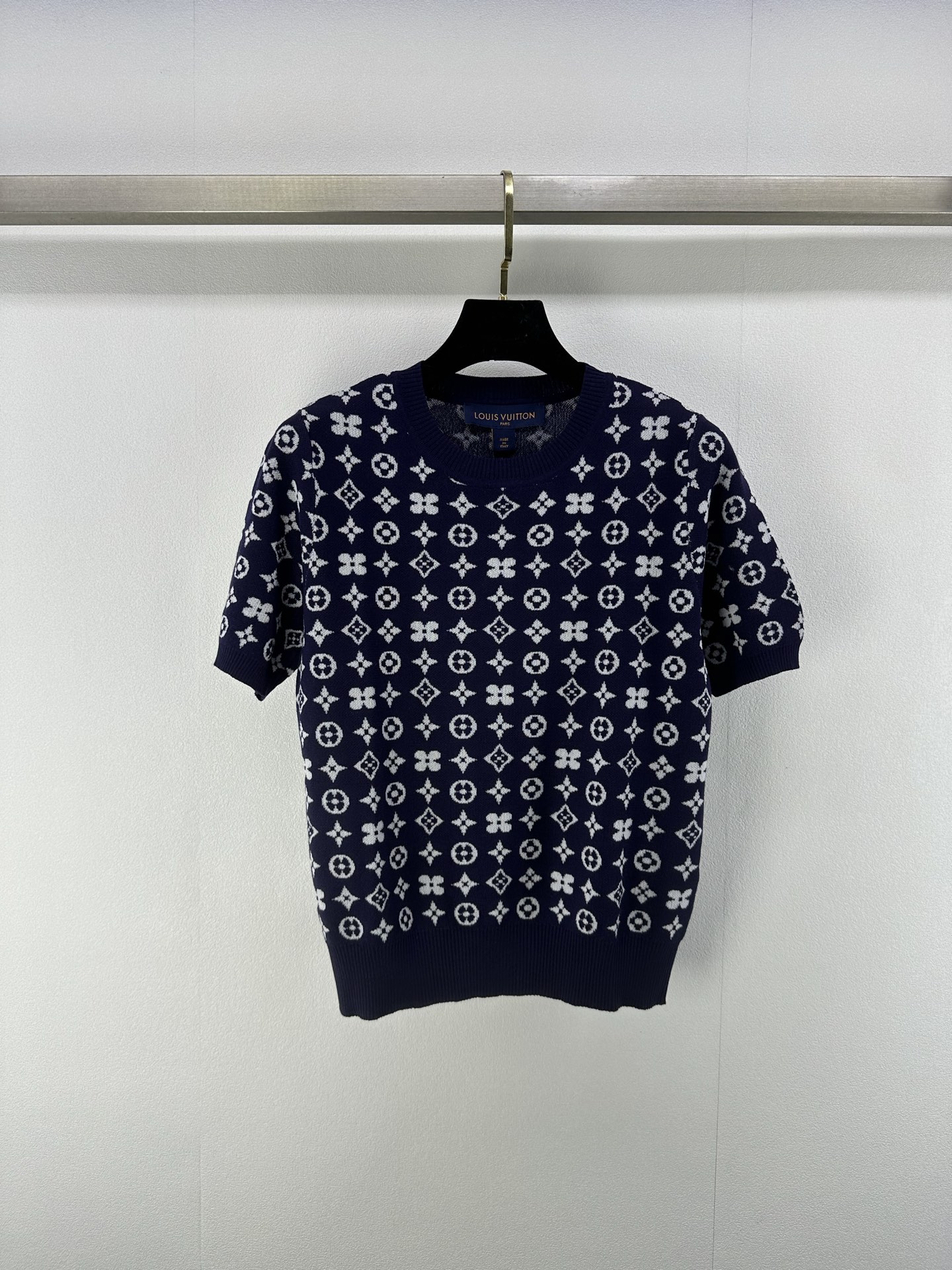 NO:333363,New details on LV* 25 Spring and summer new knitted round neck presbyterian short sleeves Classic brand logo elements Presbyterian jacquard decoration Classic fashionable exquisite and versatile 3 colors and 3 codes SML, louis vuitton, T-shirt, alexander wang19860909LV*上新细节 25 春夏新款针织圆领老花短袖 经典品牌logo元素老花提花装饰 经典时髦精致百搭 3色3码SML,,louis vuitton,T-shirt,alexander wang,Women's clothing