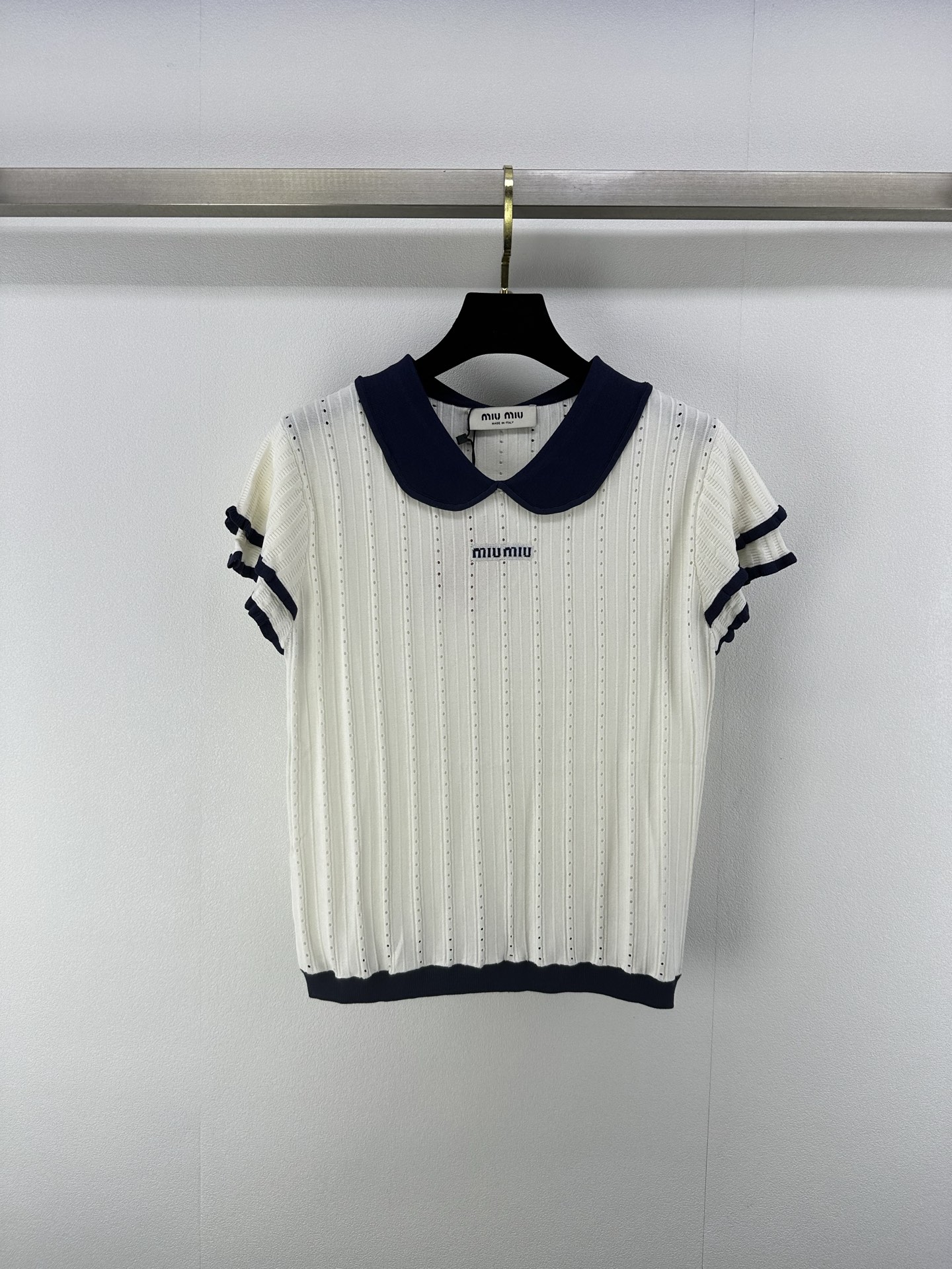 NO:333364,Miumiu *New details 25 Spring and summer new lace lapel short sleeves hollow thin fabric iconic logo The upper body is very age-reducing temperament 2 colors 3 sizes SML, miumiu, T-shirt, alexander wang19860909Miumiu *上新细节 25 春夏新款花边翻领短袖 镂空轻薄面料 标志性logo 上身非常减龄气质 2色3码SML,,miumiu,T-shirt,alexander wang,Women's clothing