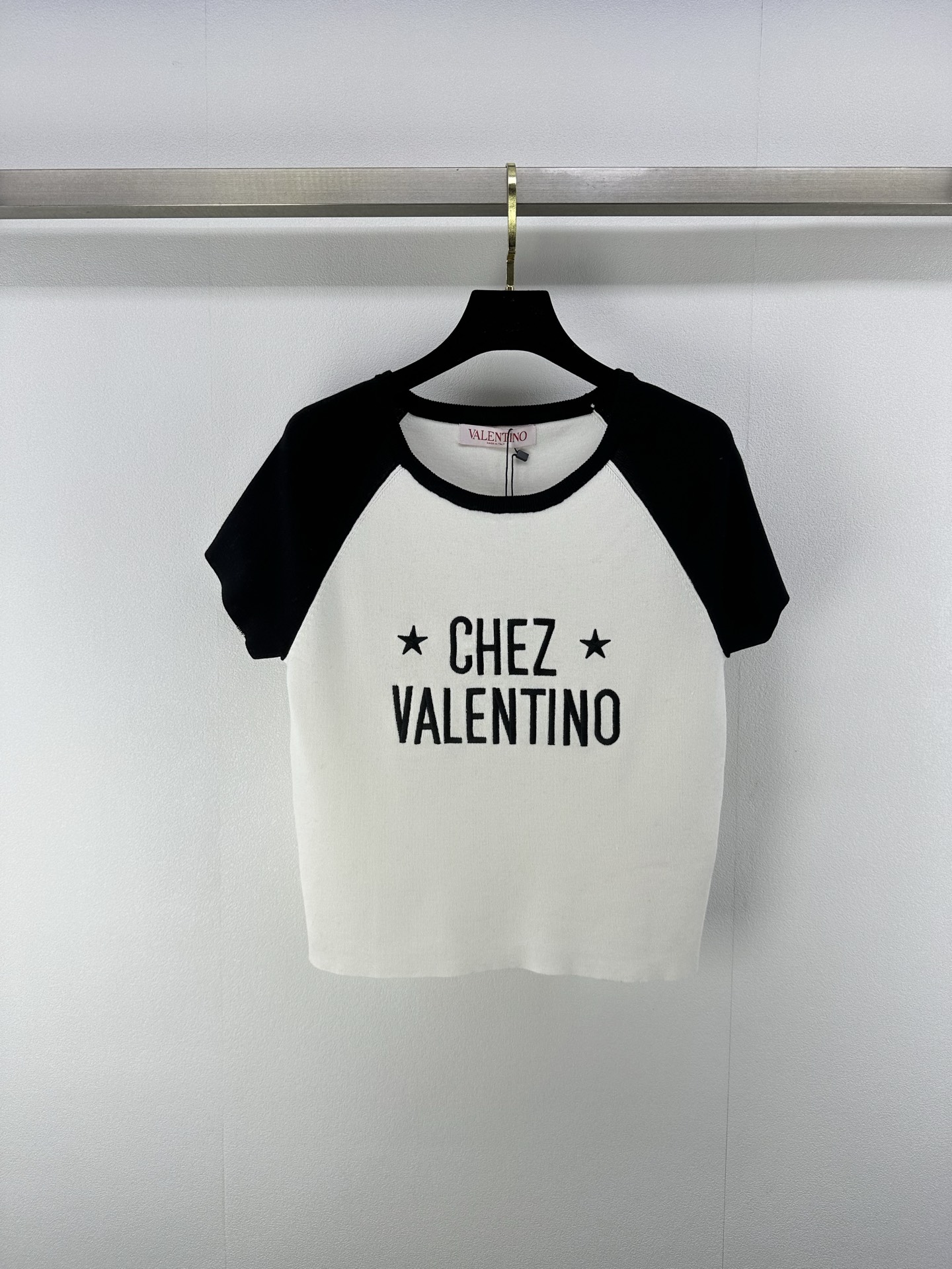 NO:333367,valentin* new details 25 summer new knitted round neck logo pullover short sleeve contrasting raglan sleeve design classic brand letter logo pattern contrasting jacquard decoration simple fashionable and versatile 2 colors 3 codes SML, valentino, T-shirt, alexander wang19860909valentin*上新细节 25 夏季新款针织圆领logo套头短袖 撞色插肩袖设计 经典品牌字母logo图案撞色提花装饰 简约时髦百搭 2色3码SML,,valentino,T-shirt,alexander wang,Women's clothing