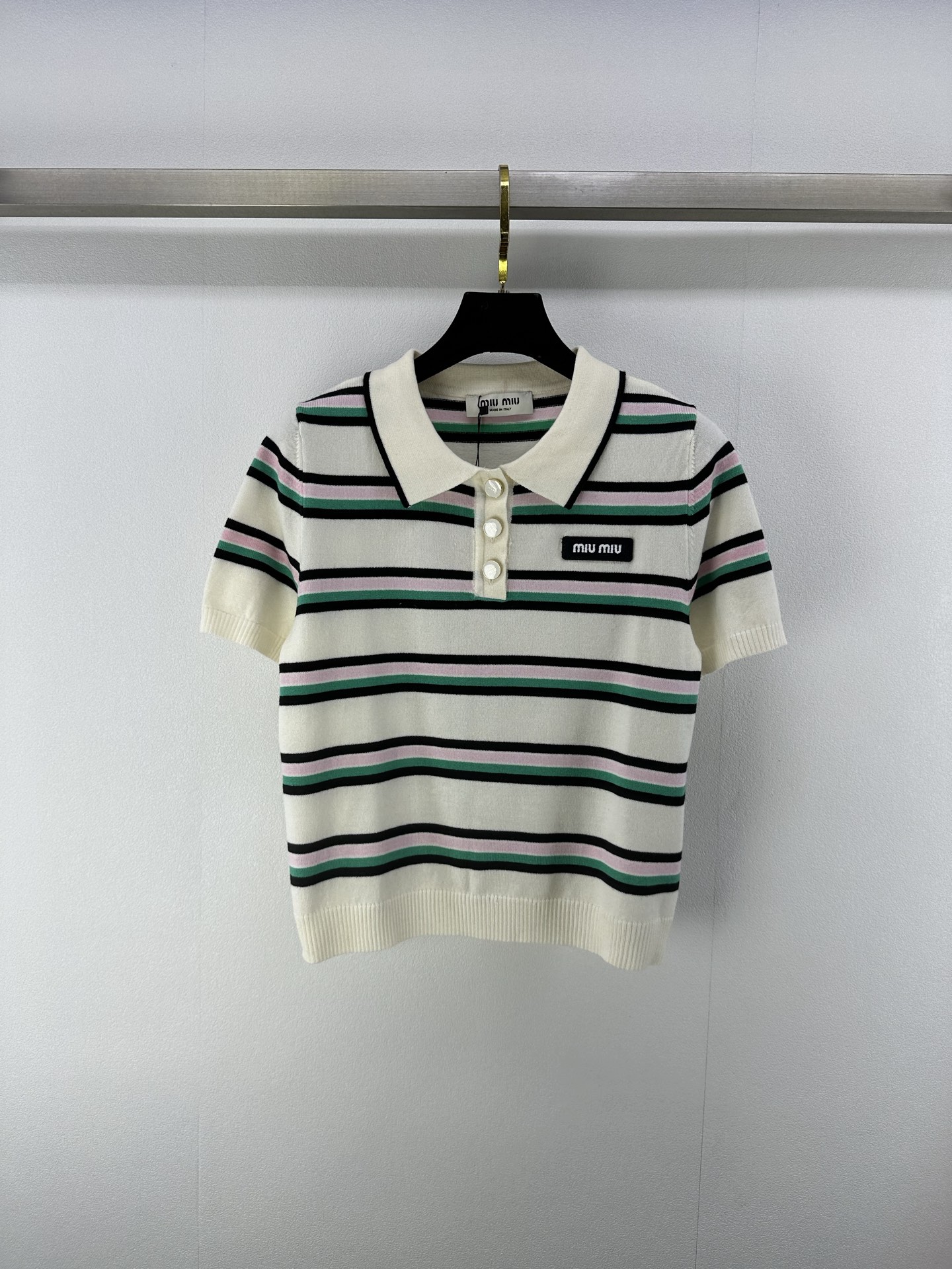 NO:333370,Miumi* new details 25 spring and summer new knitted lapel short sleeves, inter-color striped splicing design, yb open mold letter logo button decoration, classic letter logo embellishment, fashionable Korean versatile 2 colors 3 codes SML,,miumiu, T-shirt, alexander wang19860909Miumi*上新细节 25 春夏新款针织翻领短袖 间色条纹拼接设计 yb开模字母logo纽扣装饰 经典字母logo章仔点缀 时髦韩系百搭 2色3码SML,,miumiu,T-shirt,alexander wang,Women's clothing