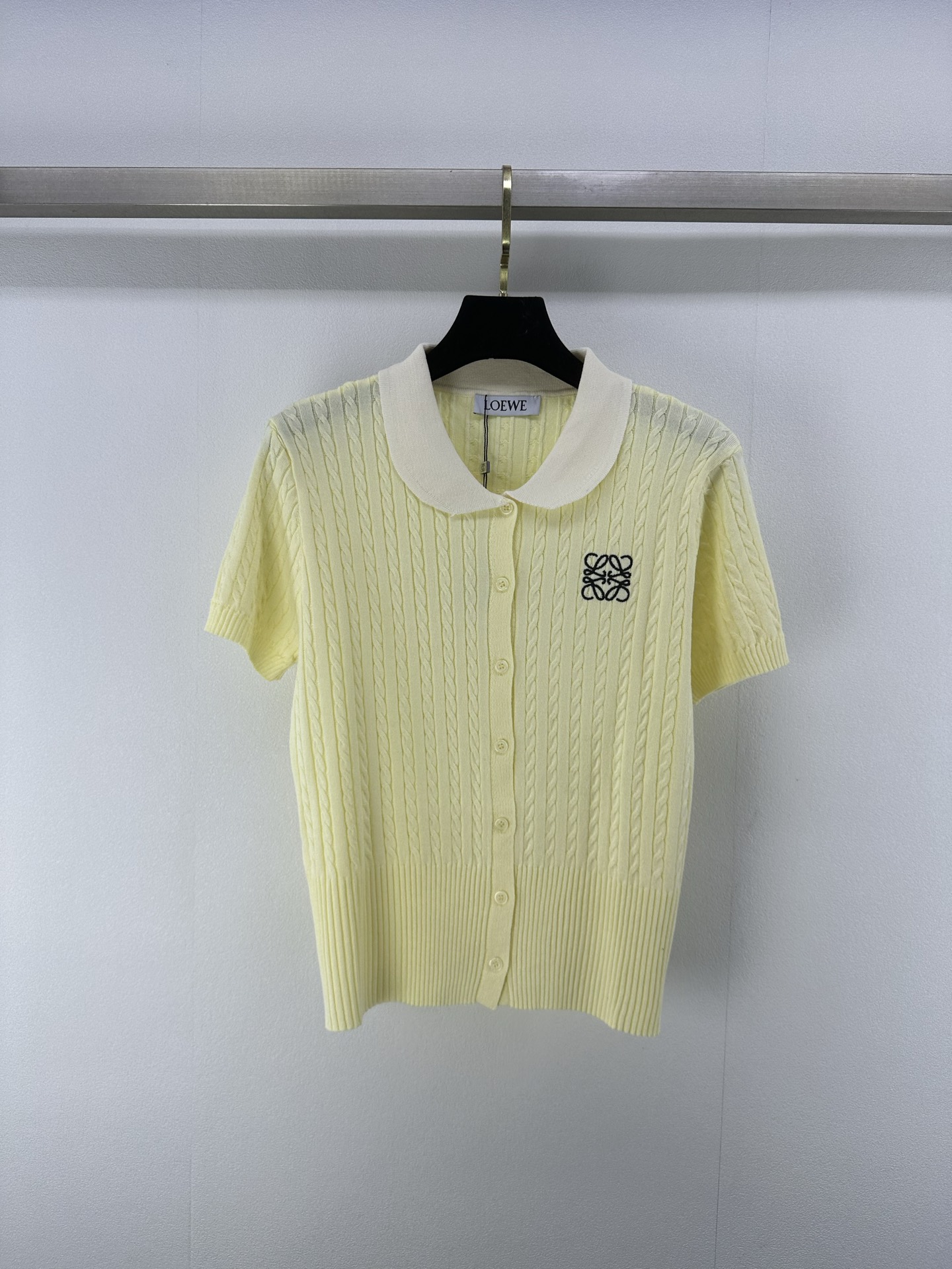 NO:334505,Loew* new details 25 Summer new contrasting lapel cardigan short sleeves Positioning embroidery logo modification matching Twist texture upper body slimming Fresh color matching Super white skin 3 colors 3 codes SML, loewe, T-shirt, alexander wang19860909loew*上新细节 25 夏季新款撞色翻领开衫短袖 定位刺绣logo修饰搭配 麻花纹理上身显瘦 清新配色超級显肤白 3色3码SML,,loewe,T-shirt,alexander wang,Women's clothing