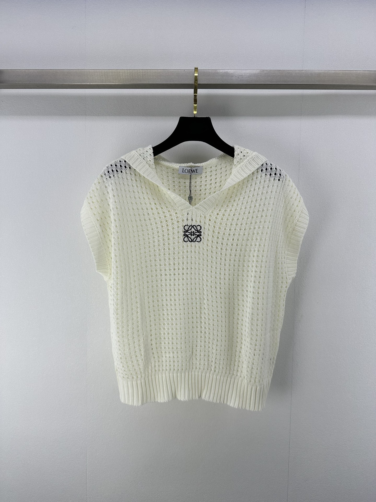 NO:333360,Loew* New details 25 New summer hooded hollow knitted short sleeves Small V-neck design is simple everyday, not simple, loose, and highly inclusive!  Single-fit layering must-have items 2 colors 3 codes SML, loewe, T-shirt, hats, alexander wang19860909loew*上新细节 25 夏季新款连帽镂空针织短袖 小V领设计日常简约而不简单宽松版型包容性强！单穿叠穿必入单品 2色3码SML,,loewe,T-shirt,hats,alexander wang,Women's clothing