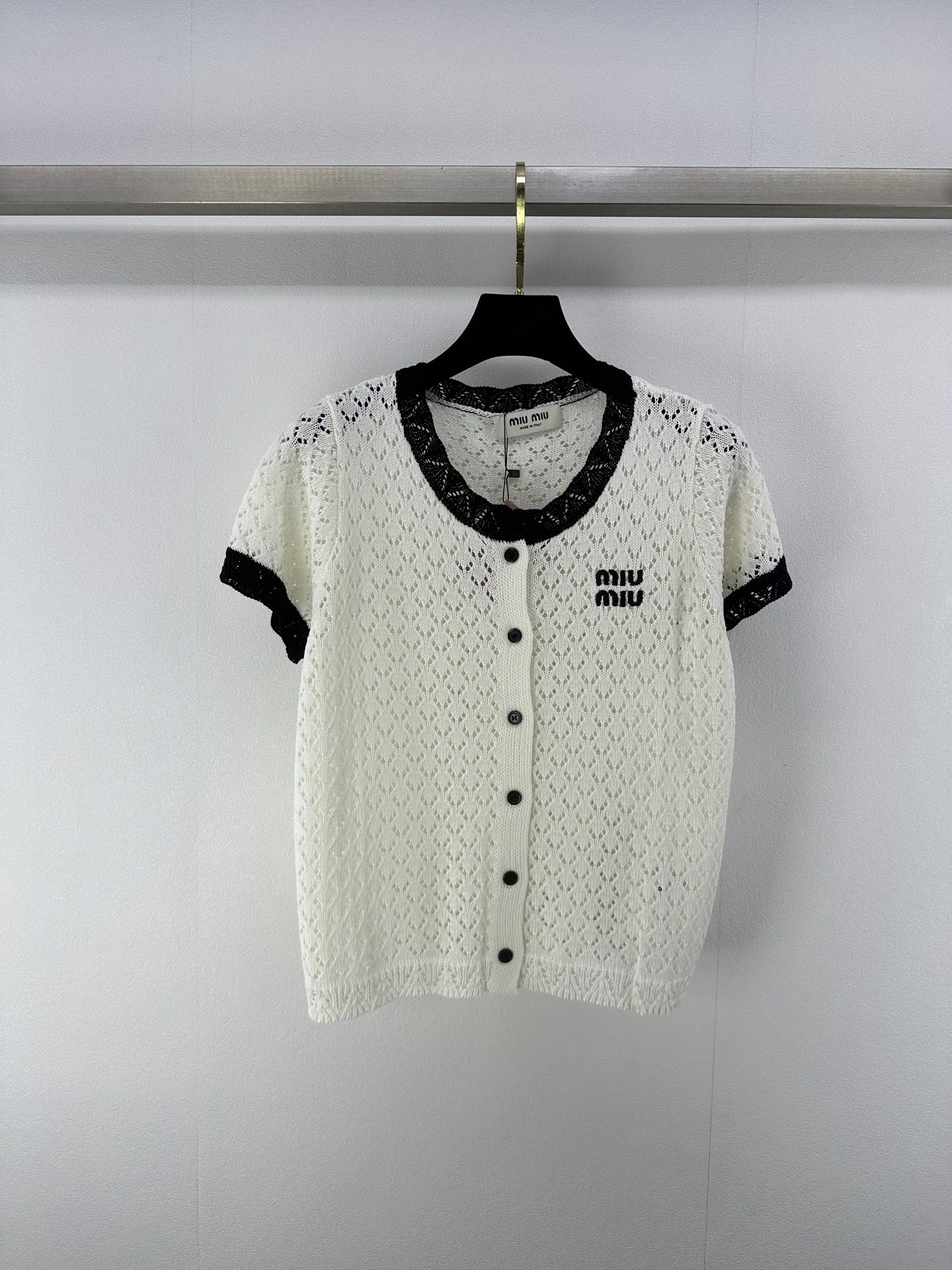 NO:333362,Miumi* new details 25 New summer round neck hollow knitted cardigan short sleeves, contrasting color knitted simple design but very pleasing!  It has a retro and fashionable feeling and awesome design!  White and rich beauty must have versatile items 2 colors and 3 codes SML, miumiu, T-shirt, alexander wang19860909Miumi*上新细节 25 夏季新款圆领镂空针织开衫短袖,撞色编织简约设计却很耐看！自带复古时髦感 设计感绝绝子！白富美必备百搭单品 2色3码SML,,miumiu,T-shirt,alexander wang,Women's clothing