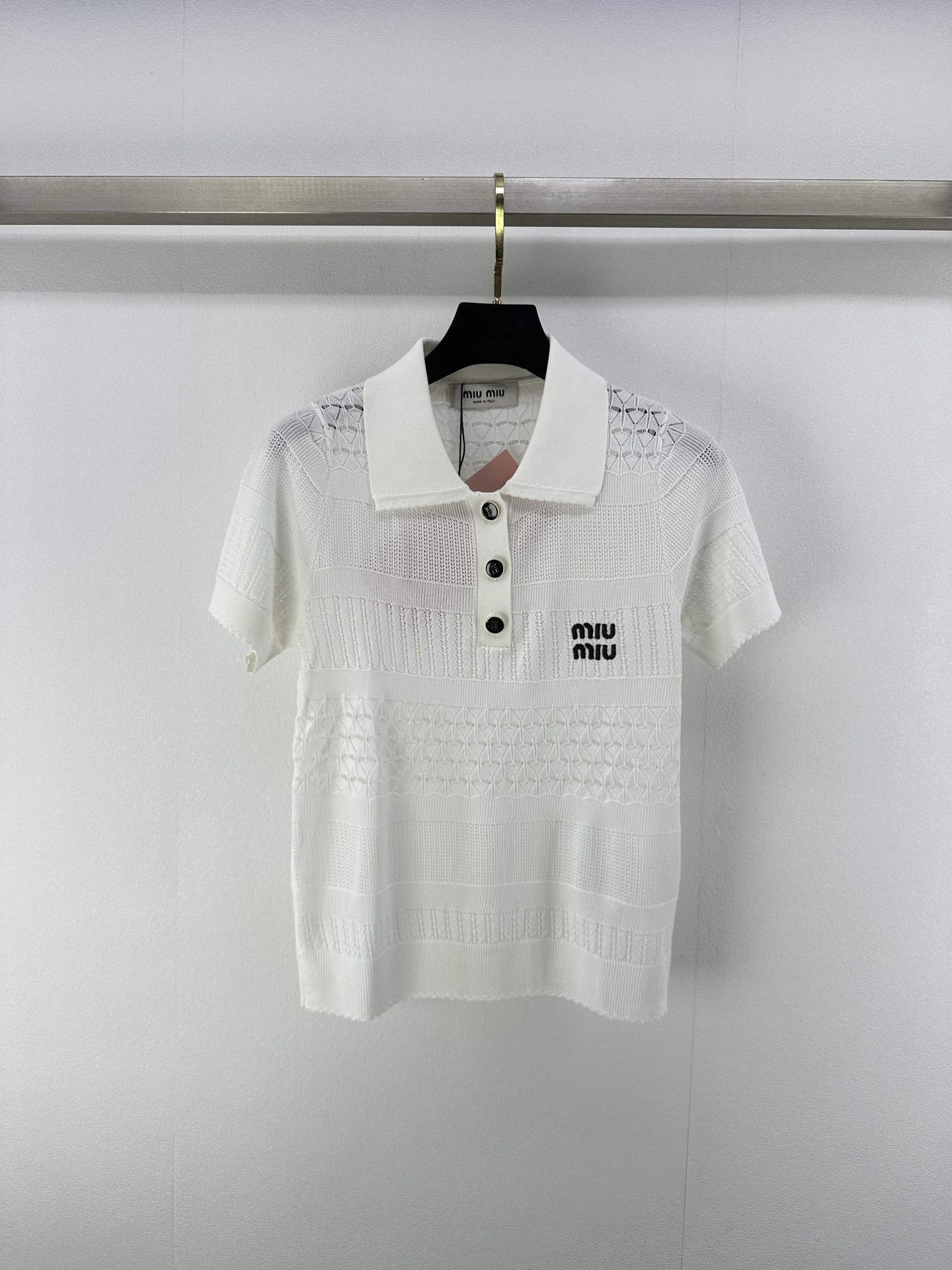 NO:333345,Miumi* New Details 25 Spring and Summer Latest Lapel Knit Short Sleeve!  Customized silk yarn weaving, delicate texture, soft and comfortable, half-paced lapel tailoring, hollow texture of the body, single-sided embroidered logo highlights the brand style, slim fitting highlights the figure, age-reducing, versatile style!  2 color 3 code SML, miumiu, T-shirt, alexander wang19860909Miumi*上新细节 25 春夏最新翻领针织短袖！定制丝毛纱线织造 细腻肌理 柔软舒适 翻领半开襟剪裁 衣身镂空纹理更显精致 单侧刺绣徽标彰显品牌格调 修身版型突显身材 减龄显白 百搭款式！ 2色3码SML,,miumiu,T-shirt,alexander wang,Women's clothing