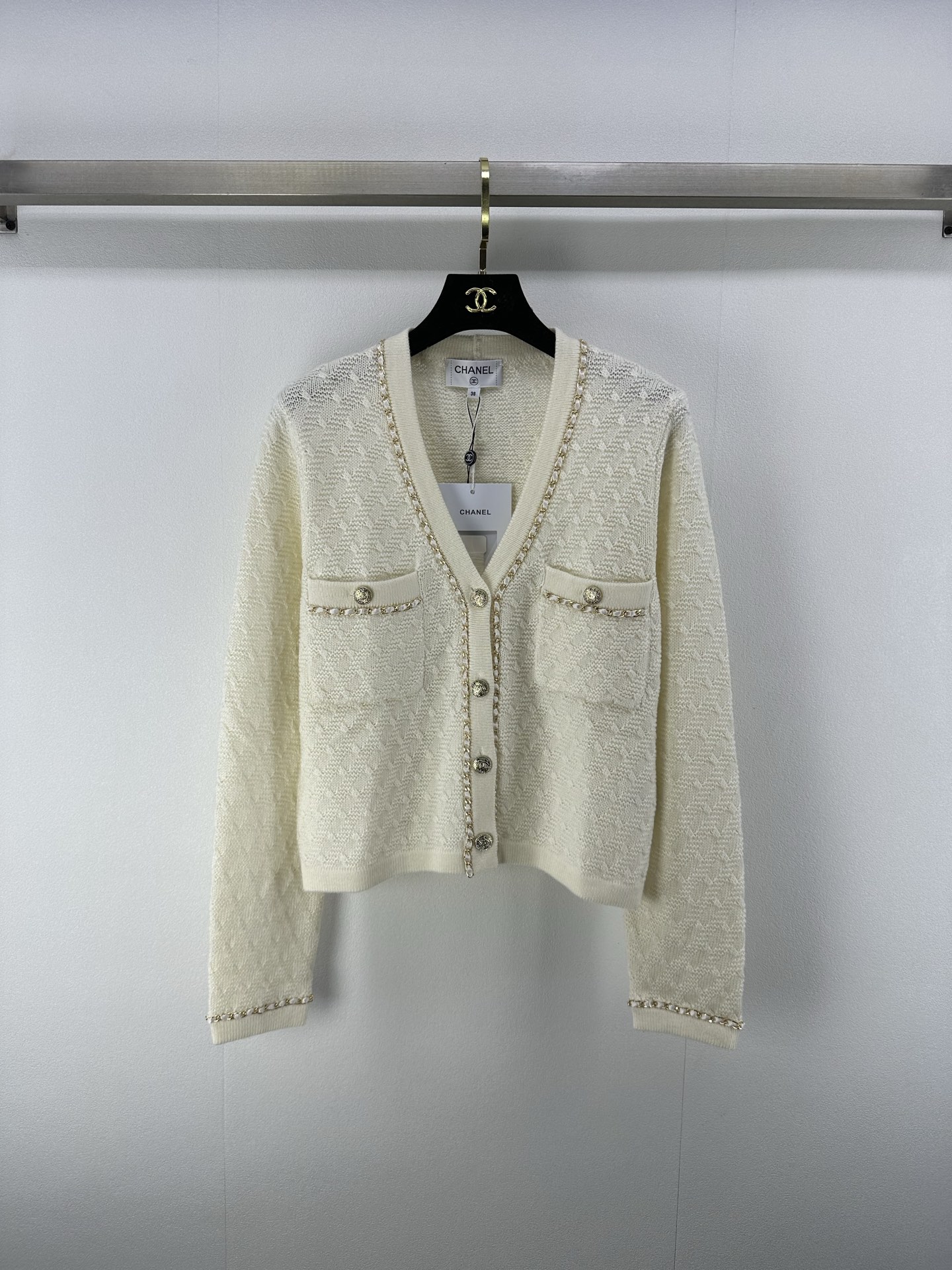 NO:333347,New details on Chane* 25 New summer V-neck chain cardigan, golden chain decoration, exquisite stitching and buttons, low-key luxury, short style, outline graceful posture, versatile attributes, can be worn alone or layered, suitable for skirts and trousers, whether for workplace commuting or casual gathering, can be easily highlighted 2 colors, 3 size SML, chanel, skirts, alexander wang19860909Chane*上新细节 25 夏季新款V领链条开衫 金色链条装饰灵动点缀 精致缝线与纽扣 彰显低调奢华 短款版型 勾勒曼妙身姿 百搭属性 可单穿或叠搭 适配裙装裤装 无论是职场通勤还是休闲聚会 皆能轻松出彩 2色3码SML,,chanel,skirts,alexander wang,Women's clothing