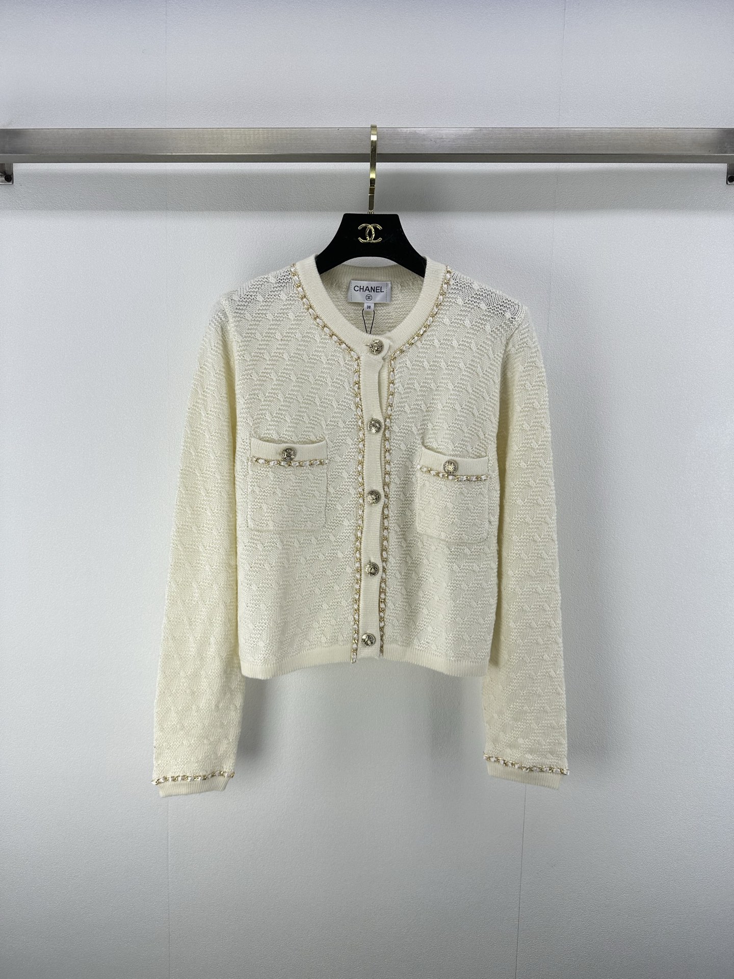 NO:333349,New details on Chane* 25 New summer round neck chain cardigan, golden chain decoration, exquisite stitching and buttons, low-key luxury, short style, outline graceful posture, versatile attributes, can be worn alone or layered, suitable for skirts and trousers, whether for workplace commuting or casual gathering, can be easily highlighted 2 colors, 3 size SML, chanel, skirts, alexander wang19860909Chane*上新细节 25 夏季新款圆领链条开衫 金色链条装饰灵动点缀 精致缝线与纽扣 彰显低调奢华 短款版型 勾勒曼妙身姿 百搭属性 可单穿或叠搭 适配裙装裤装 无论是职场通勤还是休闲聚会 皆能轻松出彩 2色3码SML,,chanel,skirts,alexander wang,Women's clothing