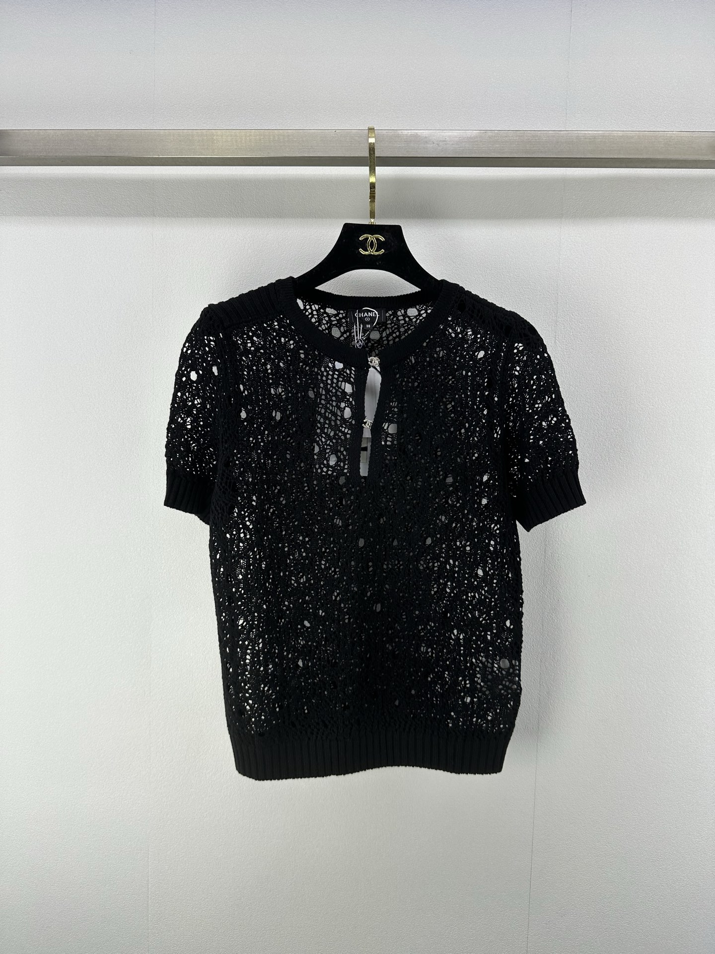 NO:333351,New details on CHANE* 25 New summer hollow short sleeves. Chanel, the world is full of craftsmanship, hollow woven short sleeves. The edge wrapping process is luxurious and high-end. The original custom invisible metal hook buckle design, the H-style versatile style is not picky and fashionable and high-end!  What a gentle short-sleeved sleeve. Both the style and the fabric are very textured, like moonlight, white, so clear. The heroine of the gentle French movie is the visual feeling. The crochet is beautiful and romantic~ The customized yarn is delicate and texture is super awesome!  Sweet girl with elegant temperament ~ healing high appearance 2 colors 3 codes SML, chanel, chanel, T-shirt, alexander wang19860909CHANE*上新细节 25 夏季新款镂空短袖 人间香奈儿,重工艺镂空编织短袖.包边工艺,气质奢华又高级.原版定制隐形金属勾扣设计,H版型百搭不挑人时髦又高级！好温柔的短袖.无论是版型还是面料都很有质感 如月光般的白色好有清透感 温柔法式电影女主即视感 钩织唯美浪漫～定制的纱线细腻质感超级棒！气质优雅的甜美少女～治愈系高颜值 2色3码SML,,chanel,chanel,T-shirt,alexander wang,Women's clothing