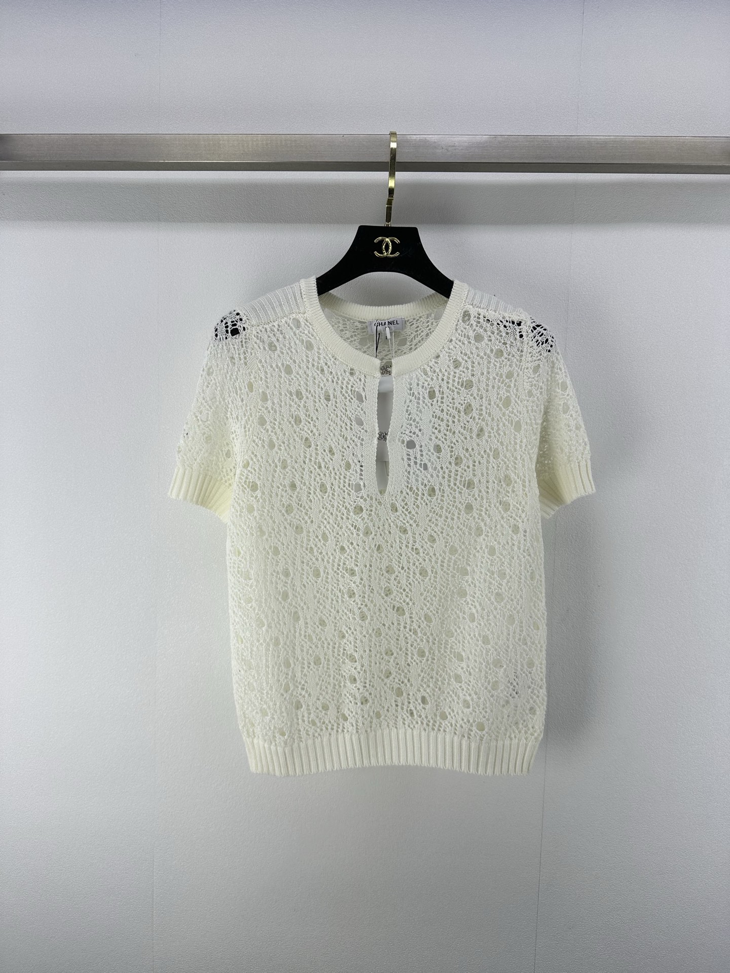 NO:333353,New details on CHANE* 25 New summer hollow short sleeves. Chanel, the world is full of craftsmanship, hollow woven short sleeves. The edge wrapping process is luxurious and high-end. The original custom invisible metal hook buckle design, the H-style versatile style is not picky and fashionable and high-end!  What a gentle short-sleeved sleeve. Both the style and the fabric are very textured, like moonlight, white, so clear. The heroine of the gentle French movie is the visual feeling. The crochet is beautiful and romantic~ The customized yarn is delicate and texture is super awesome!  Sweet girl with elegant temperament ~ healing high appearance, 2 colors 3 SML, chanel, chanel, T-shirt, alexander wang19860909CHANE*上新细节 25 夏季新款镂空短袖 人间香奈儿,重工艺镂空编织短袖.包边工艺,气质奢华又高级.原版定制隐形金属勾扣设计,H版型百搭不挑人时髦又高级！好温柔的短袖.无论是版型还是面料都很有质感 如月光般的白色好有清透感 温柔法式电影女主即视感 钩织唯美浪漫～定制的纱线细腻质感超级棒！气质优雅的甜美少女～治愈系高颜值, 2色3码SML,,chanel,chanel,T-shirt,alexander wang,Women's clothing